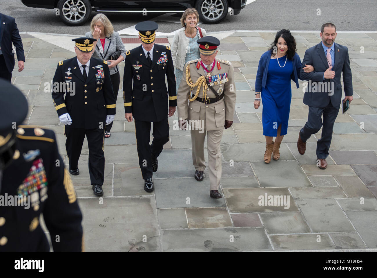 (Da sinistra a destra prima fila) gen. Mark Milley, capo del personale, U.S. Esercito britannico; Capo del personale generale, Gen. Sir Nicholas Carter; Il Mag. Gen. Michael Howard, comandante generale, U.S. Esercito Distretto Militare di Washington; Karen Durham-Aguilera, direttore esecutivo, Esercito Nazionale i cimiteri militari; e Michael Migliara, direttore di eventi e cerimonie, il Cimitero Nazionale di Arlington; a piedi al di fuori del Memorial anfiteatro presso il Cimitero Nazionale di Arlington Arlington, Virginia, 14 maggio 2018. Carter ha partecipato a un esercito tutti gli onori Wreath-Laying cerimonia presso la Tomba degli Ignoti Soldi Foto Stock