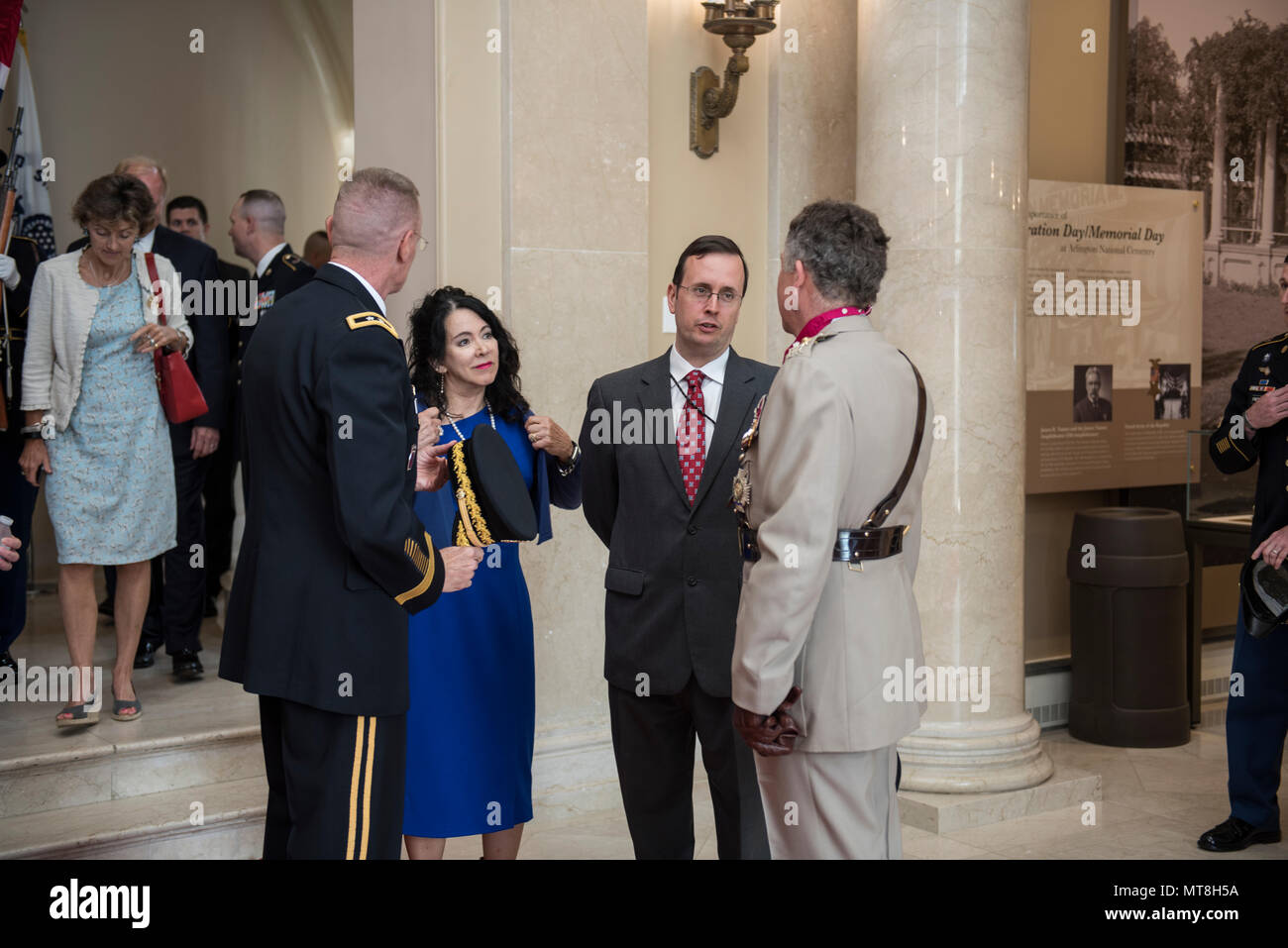 (Da sinistra a destra) Il Mag. Gen. Michael Howard, comandante generale, U.S. Esercito Distretto Militare di Washington; Karen Durham-Aguilera, direttore esecutivo, Esercito Nazionale i cimiteri militari; Tim Frank, storico, il Cimitero Nazionale di Arlington e la British capo del personale generale, Gen. Sir Nicholas Carter; parlare nel memoriale Anfiteatro Sala di visualizzazione presso il Cimitero Nazionale di Arlington Arlington, Virginia, 14 maggio 2018. Carter ha partecipato a un esercito tutti gli onori Wreath-Laying cerimonia presso la tomba del Milite Ignoto e hanno visitato il memoriale Anfiteatro Sala di visualizzazione come parte della sua visita al ce Foto Stock