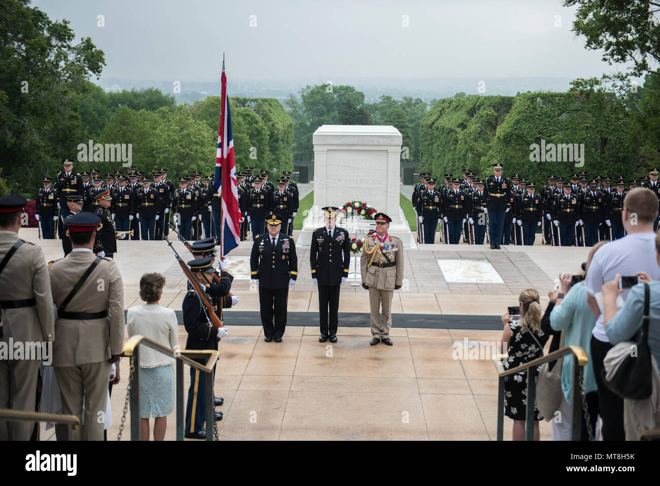 (Da sinistra a destra) gen. Mark Milley, capo del personale, U.S. Esercito; Il Mag. Gen. Michael Howard, comandante generale, U.S. Esercito Distretto Militare di Washington; e British capo del personale generale, Gen. Sir Nicholas Carter, partecipare a un esercito tutti gli onori Wreath-Laying cerimonia presso la tomba del Milite Ignoto, il Cimitero Nazionale di Arlington Arlington, Virginia, 14 maggio 2018. Carter ha girato anche il memoriale Anfiteatro Sala del display e si è incontrato con il senior U.S. La leadership dell'esercito. (U.S. Foto dell'esercito da Elizabeth Fraser / il Cimitero Nazionale di Arlington / rilasciato) Foto Stock