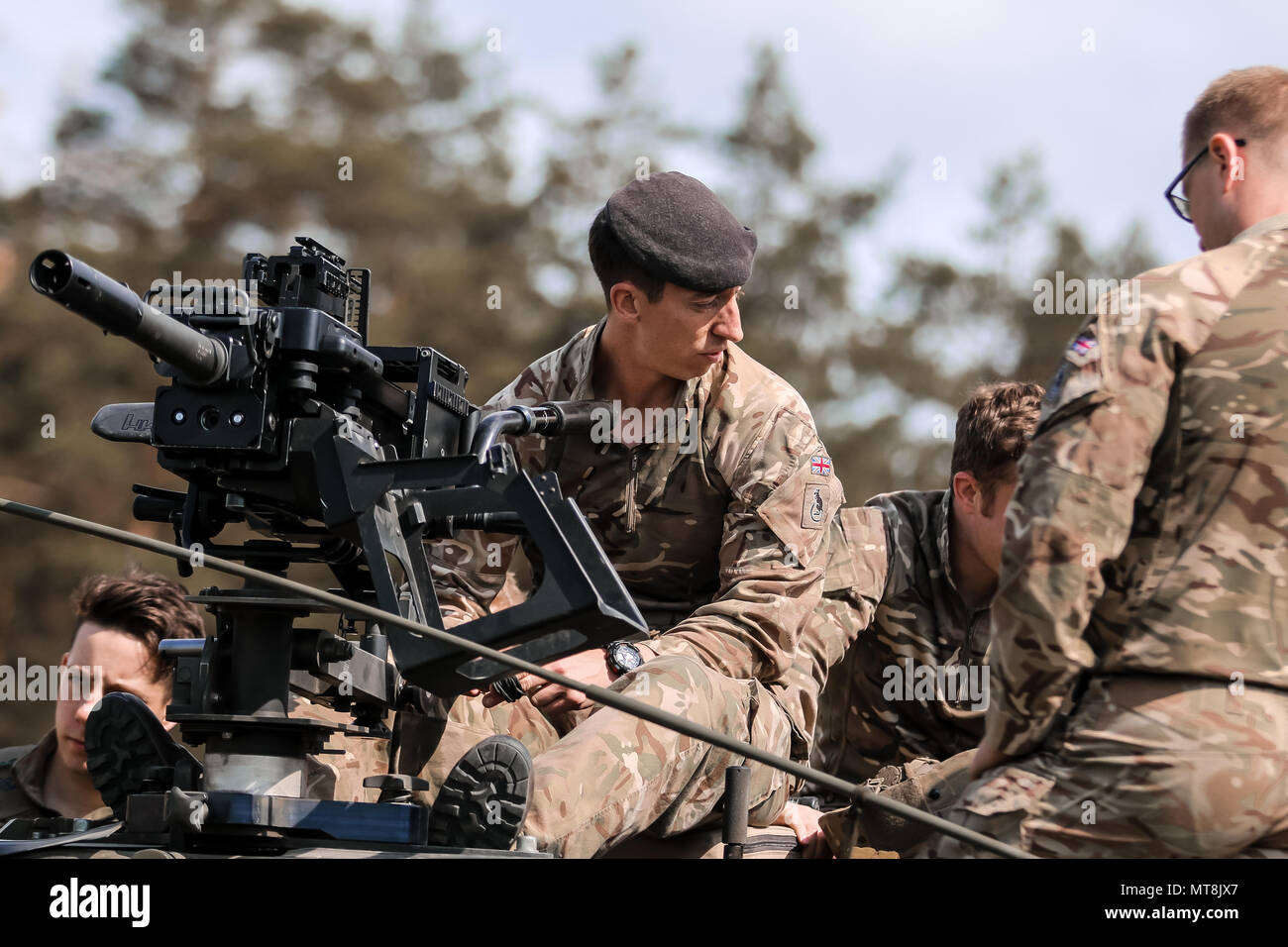 U.K. esercito Cpl. Nicolas Steri, comandante equipaggio con 1 Queen's Dragoon Guards, soldati insegna come utilizzare un L134A1 Granata Mitragliatrice durante il primo dei quattro giorni di addestramento alle armi evento con il gruppo di combattimento della Polonia a Bemowo Piskie Area Formazione, Polonia, il 15 maggio 2018. Gruppo di combattimento della Polonia è un luogo unico e multinazionale di coalizione di Stati Uniti, Regno Unito, croato e soldati rumeni che servono con il polacco della XV Brigata meccanizzata come una forza di dissuasione a sostegno della NATO in avanti rafforzata presenza. (U.S. Esercito foto di Spc. Hubert D. Delany III /22 Mobile degli affari pubblici distacco) Foto Stock