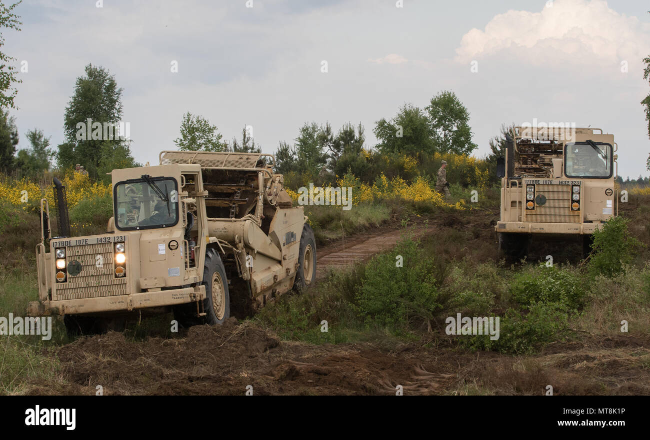 Stati Uniti Soldati dell'Ingegnere 194th brigata, Tennessee Guardia nazionale, orizzontale di eseguire operazioni di costruzione mentre si inizia la costruzione di un movimento bersaglio corazzato (MAT) durante la risoluta Castello 2018 in un campo vicino a Drawsko Pomorskie Area Formazione, Polonia, 15 maggio 2018. La risoluta Castello è una multinazionale di esercitazione per la NATO e gli Stati Uniti Gli ingegneri dell'esercito, che supporta Atlantic risolvere promuovendo l'interoperabilità. Atlantic risolvere è la dimostrazione di un impegno degli Stati Uniti per la sicurezza collettiva dell'Europa attraverso la distribuzione di rotazione le forze degli Stati Uniti in coopera Foto Stock