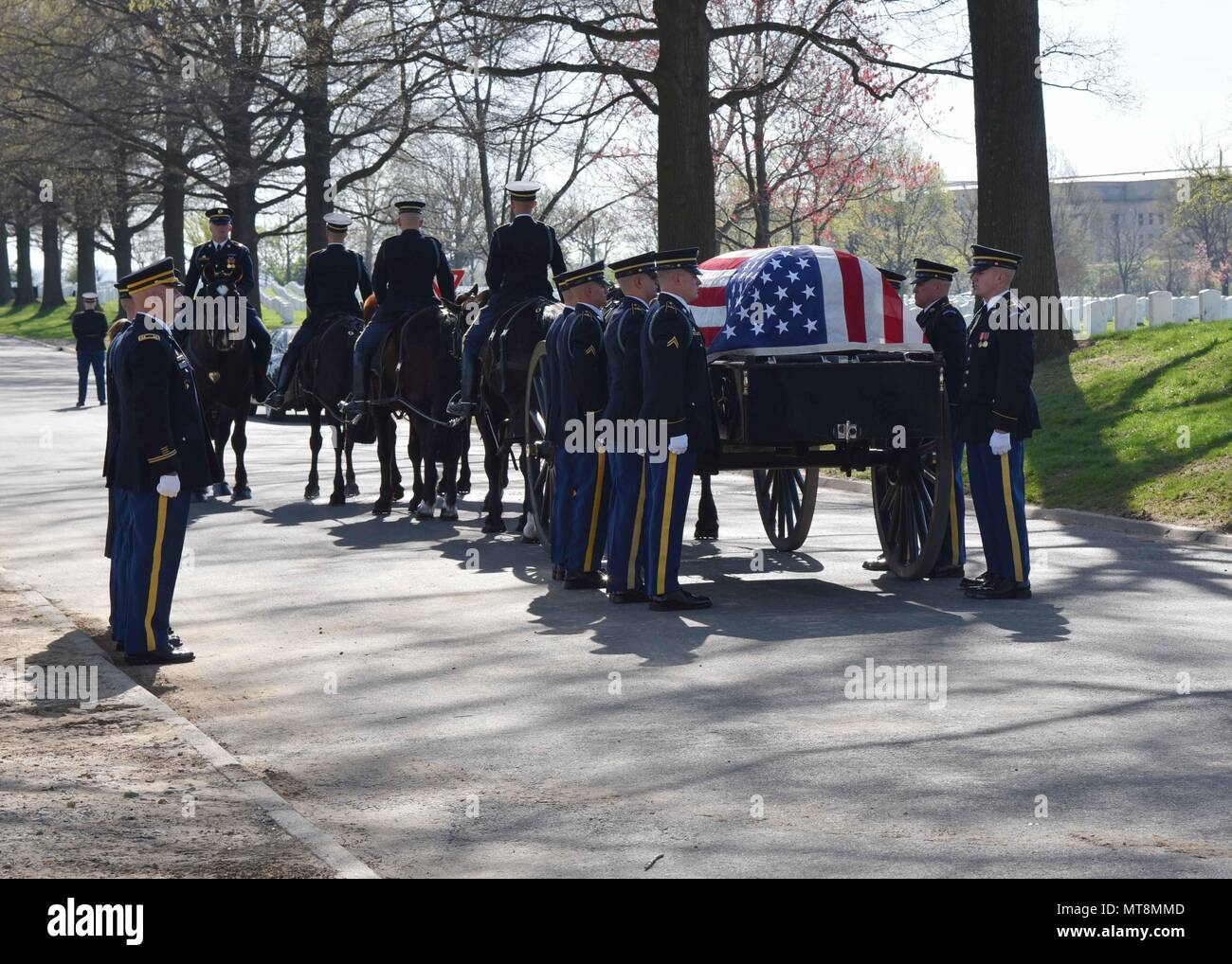 Esercito Sgt Master. Giuseppe Durakovich, 30, di Gary, Indiana, rappresentavano il 9 novembre 1, 2016, fu sepolto il 10 aprile 2017, il Cimitero Nazionale di Arlington vicino a Washington, D.C. Alla fine di novembre 1950, Durakovich era un membro della società G, 5° reggimento di cavalleria, 1a divisione di cavalleria, istituisce una posizione difensiva in Pongmyong-ni a est di Kuni-ri, Corea del Nord, quando sono stati aggrediti da popolare cinese forze di volontariato (CPVF). Gli americani sono stati continuamente attaccate come essi hanno ritirato lungo la principale via di approvvigionamento di Samso-ri, e che essi hanno incontrato una diga non potevano spezzare. In seguito th Foto Stock