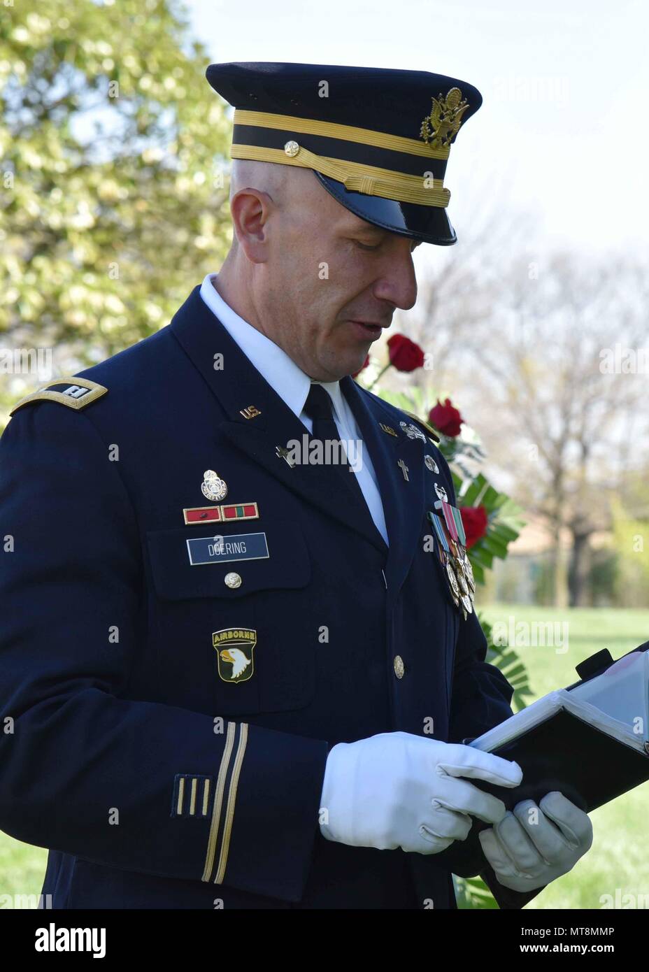 Esercito Sgt Master. Giuseppe Durakovich, 30, di Gary, Indiana, rappresentavano il 9 novembre 1, 2016, fu sepolto il 10 aprile 2017, il Cimitero Nazionale di Arlington vicino a Washington, D.C. Alla fine di novembre 1950, Durakovich era un membro della società G, 5° reggimento di cavalleria, 1a divisione di cavalleria, istituisce una posizione difensiva in Pongmyong-ni a est di Kuni-ri, Corea del Nord, quando sono stati aggrediti da popolare cinese forze di volontariato (CPVF). Gli americani sono stati continuamente attaccate come essi hanno ritirato lungo la principale via di approvvigionamento di Samso-ri, e che essi hanno incontrato una diga non potevano spezzare. In seguito th Foto Stock