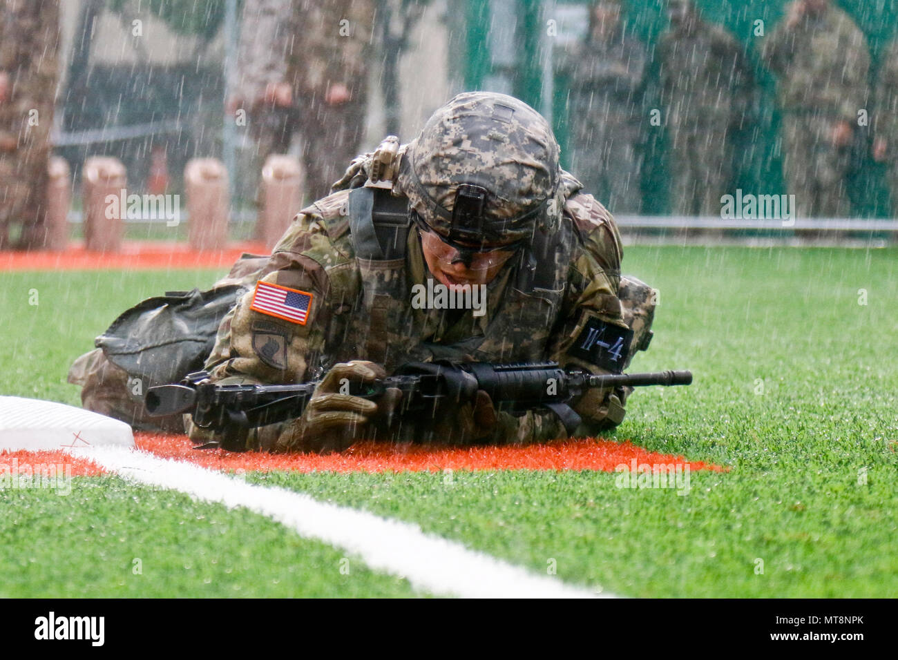 Warrant Officer Jonathan Myers, un Allentown, PA nativo, assegnato a 501Intelligenza militare brigata esegue il crawl alta durante la fisica sfida parte della Ottava Armata 2018 miglior guerriero Competition, tenutosi a Camp Casey, Repubblica di Corea, 17 maggio. L'Ottava Armata guerriero migliore concorrenza è tenuto a riconoscere e a selezionare i più qualificati junior arruolato e non ufficiale incaricato di rappresentare Ottava Armata presso l'U.S. Pacifico esercito guerriero migliore concorrenza a Schofield caserma, HI. Il concorso si riconoscono anche i più performanti officer, warrant officer e Foto Stock