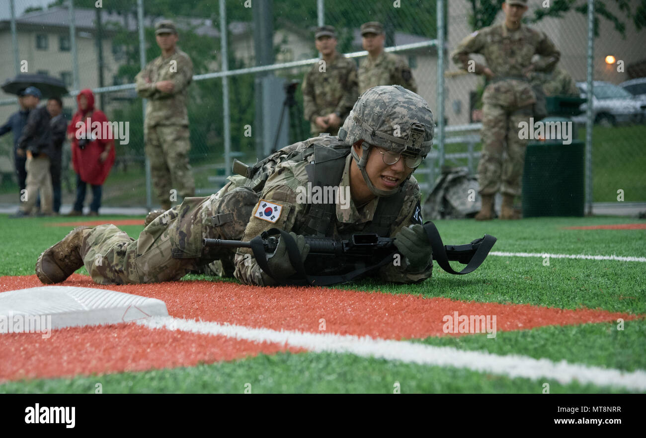 Cpl. Choi, Ji Heon, nativo di Seoul, Corea del Sud, assegnato al sessantacinquesimo brigata medica, alta-Crawl all'idoneità fisica sfida durante l Ottava Armata 2018 miglior guerriero Competition, tenutosi a Camp Casey, Repubblica di Corea, 17 maggio. L'Ottava Armata BWC è tenuto a riconoscere e a selezionare i più qualificati junior arruolato e non ufficiale incaricato di rappresentare Ottava Armata presso l'U.S. Pacifico esercito guerriero migliore concorrenza a Schofield Barracks, HI, in giugno. Il concorso si riconoscono anche i più performanti officer, warrant officer e il coreano aumento per gli Stati Uniti Soldato dell'esercito a th Foto Stock