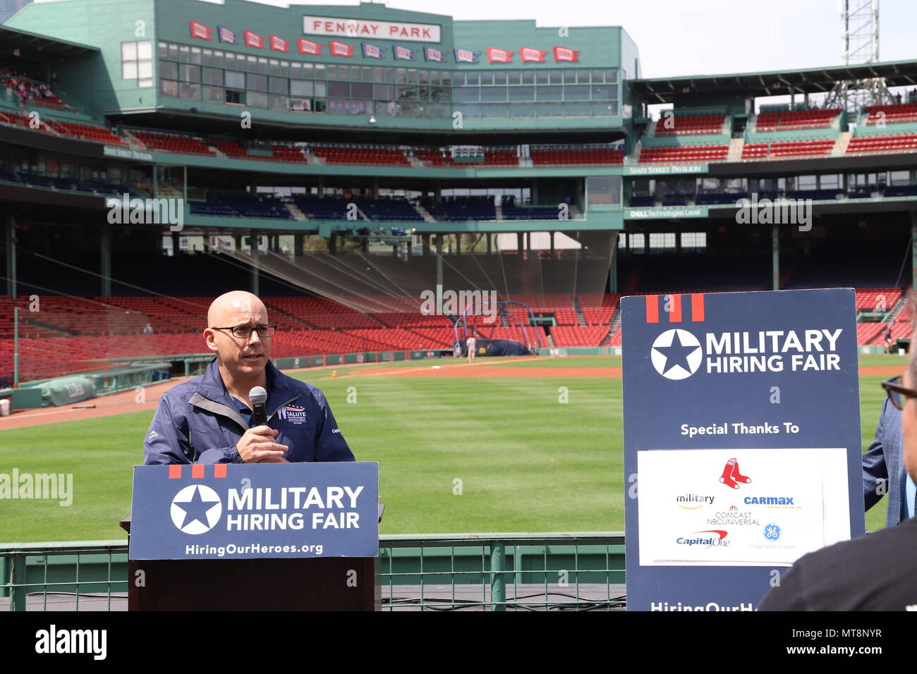 BOSTON, MASSACHUSETTS -- Oltre 100 datori di lavoro nella zona erano rappresentati a Fenway Park cercando di noleggio veterano, servicemember e coniuge militare i dipendenti durante un affitto i nostri eroi evento tenutosi qui il 16 maggio 2018. Affitto i nostri eroi è una iniziativa nazionale per aiutare i veterani, aspiranti membri del servizio e militare coniugi trovare significative opportunità di occupazione. (Massachusetts National Guard Foto di esercito Sgt. 1. Classe Laura Berry) Foto Stock