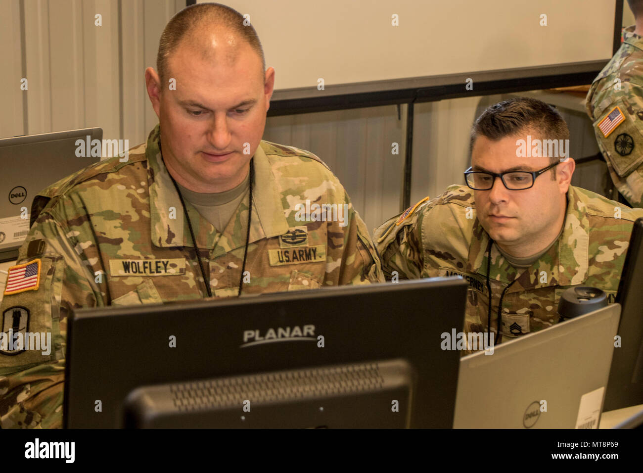 Il personale Sgts. Chris McInerny e Kade Wolfley, entrambe le informazioni specialisti tecnici, valutare una potenziale minaccia Mercoledì 16 Maggio a Cyber scudo, Camp Atterbury, ind. Cyber scudo 18 è un esercito nazionale Guard esercizio progettato per valutare Cyber Warriors su dei piani di risposta ai cyber incidenti e dispone di oltre 800 soldati e aviatori. (U.S. Esercito Foto di Spc. Michael Hunnisett) Foto Stock