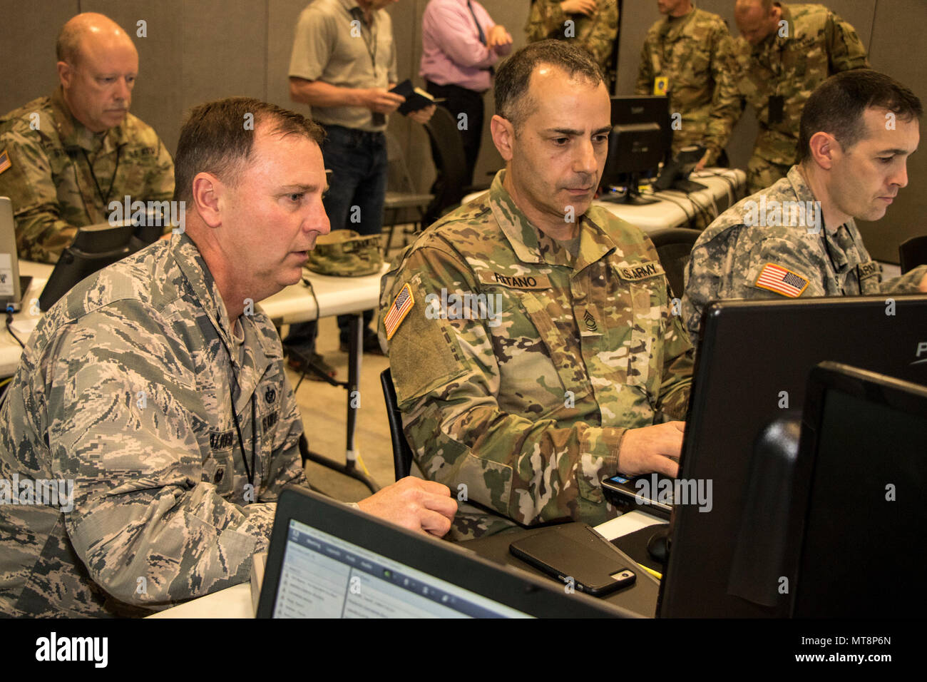 Cyber Shield 18 è un'esercitazione di cyber difesa della Guardia Nazionale degli Stati Uniti tenutasi nel 2018 a Camp Atterbury, Indiana, che valuta piani di risposta coordinati per incidenti informatici tra soldati e avieri. L'immagine di archivio registra l'attività di discussione durante la giornata dedicata ai visitatori all'interno dell'ambiente di esercizio. Foto Stock