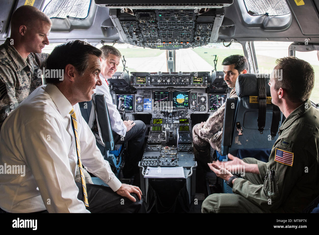 1Lt. Kevin Rudisill un 167° Airlift Wing pilota, destra e Staff Sgt. Cody Burbage, una 167 AW capo equipaggio, in piedi a sinistra, breve Brig. Gen. Yousef Al Kuwari, secondo da destra con il Qatar Attaché e West Virginia Congressman Evan Jenkins e W.Va. Il segretario di Stato, Mac Warner,nell'abitacolo di una C-17 velivoli, 14 maggio 2018 a McLaughlin Air National Guard Base, Charleston, W.Va. Membri del Qatar difesa Attaché Ufficio dell'Ambasciata del Qatar negli Stati Uniti, rappresentando il Qatar il Ministero della Difesa, discusso di sviluppare ulteriormente le relazioni tra il Qatar e West Virginia durante Foto Stock