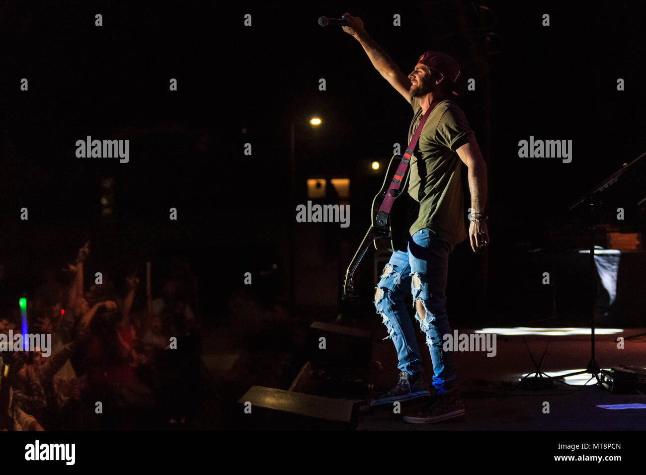 Canaan Smith, un paese music artista, esegue alla quindicesima Li salutiamo celebrazione a bordo del Marine Corps Air Ground Centro di combattimento, ventinove Palms, California, 12 maggio 2018. La manifestazione annuale è tenuto a ringraziare i membri militari a bordo del centro di combattimento per il loro servizio e disponibili gratuitamente un concerto dal vivo, giochi, attività, cibo e bevande. (U.S. Marine Corps photo by Lance Cpl. Rachel K. Porter) Foto Stock