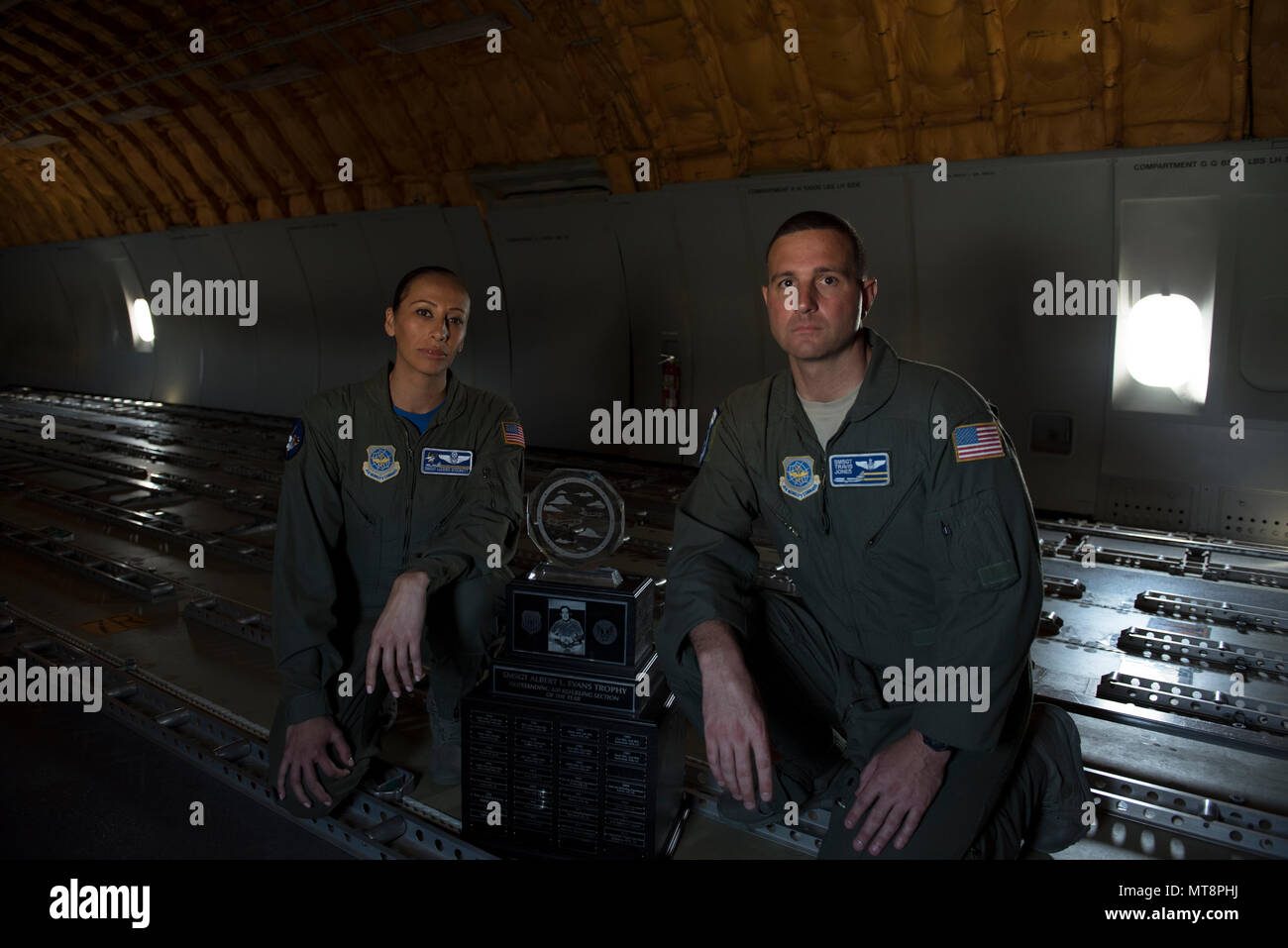 Senior Master Sgt. Lucero Stockett (sinistra), 6 Air Refuelling Squadron boom operatore sovrintendente, posa per una foto con Master Sgt. James Caino, 6 ARS sovrintendente delle operazioni (a destra), e il Senior Master Sgt. Albert L. Evans Trophy dentro una KC-10 Extender a Travis Air Force Base, California, 11 maggio 2018. Il 6 ARS rifornimento in volo la sezione è stato presentato il premio durante la 39th annuale Operatore del braccio il Simposio, che si è tenuto presso la Altus AFB, Okla., da aprile 27 - 29. Il premio viene assegnato ogni anno a le più straordinarie di rifornimento di aria nella sezione di Air Force. Il 6 ARS è stata award Foto Stock