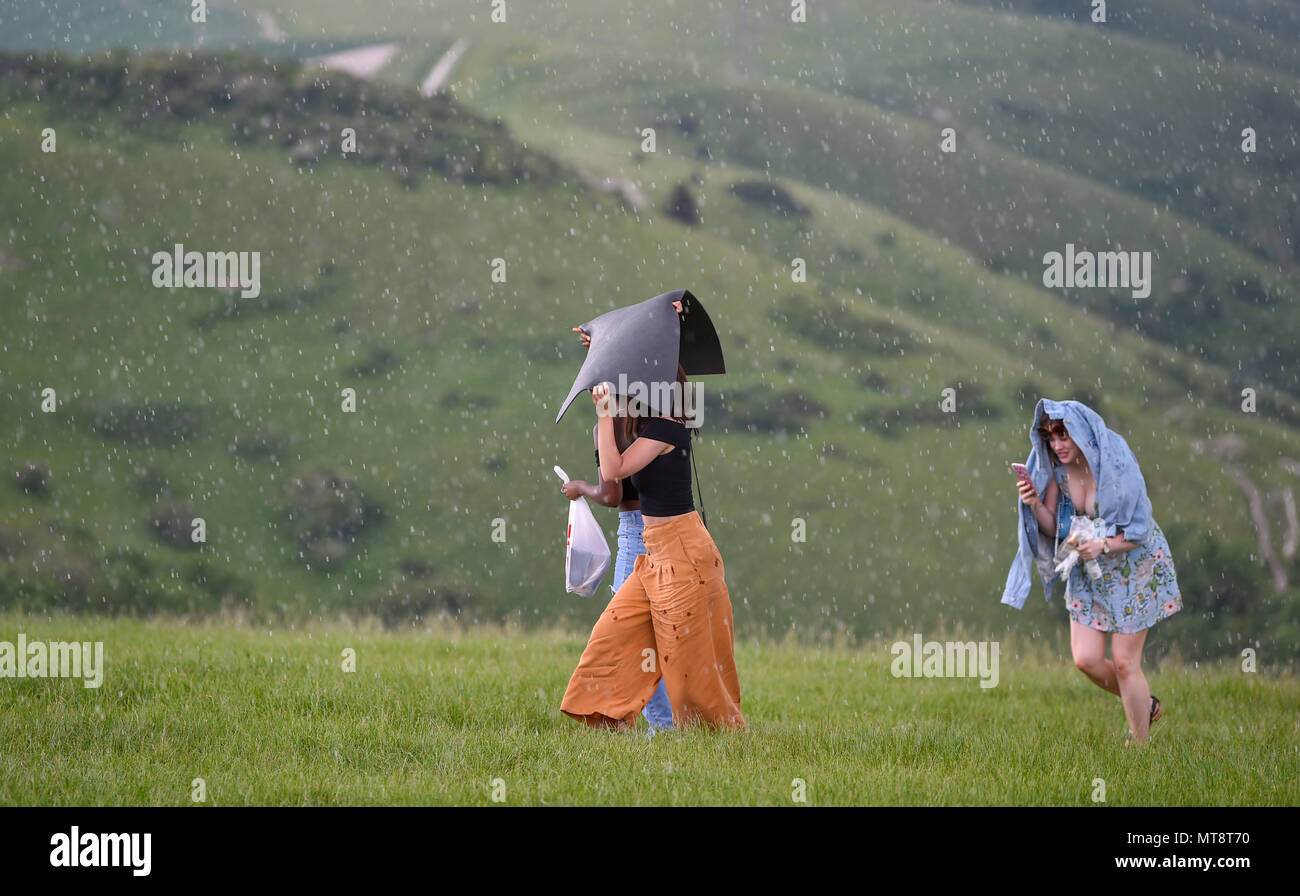 Brighton Regno Unito 28 maggio 2018 - I visitatori hanno per rendere dash per esso come una tempesta con heavy rain passa sopra il ben noto spot di bellezza di diavoli Dyke sulla South Downs appena a nord di Brighton durante la vacanza della banca di credito di oggi: Simon Dack/Alamy Live News Foto Stock