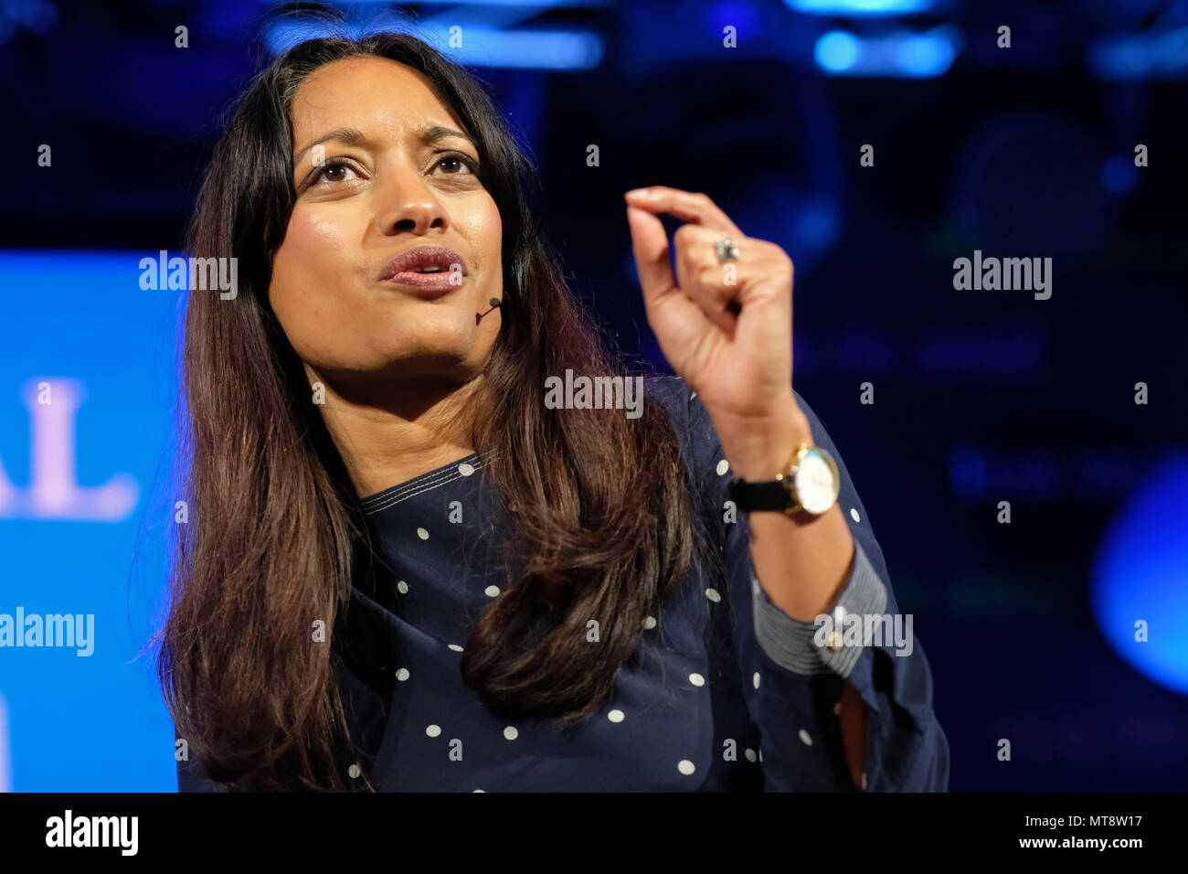 Festival di fieno, Hay on Wye, Regno Unito - Lunedì 28 Può 2018 - Dharshini David economista e autore sul palco del Festival di fieno parlando il suo libro Il dollaro onnipotente - Photo Steven Maggio / Alamy Live News Foto Stock