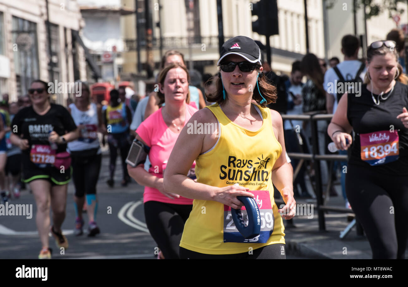 Londra, Regno Unito. Il 28 maggio 2018. Migliaia di corridori del participio vitalità Londra 10000 acceso per singolo ente di beneficenza preferito il 28 maggio 2018, Londra, Regno Unito. Credito: Vedere Li/Alamy Live News Foto Stock