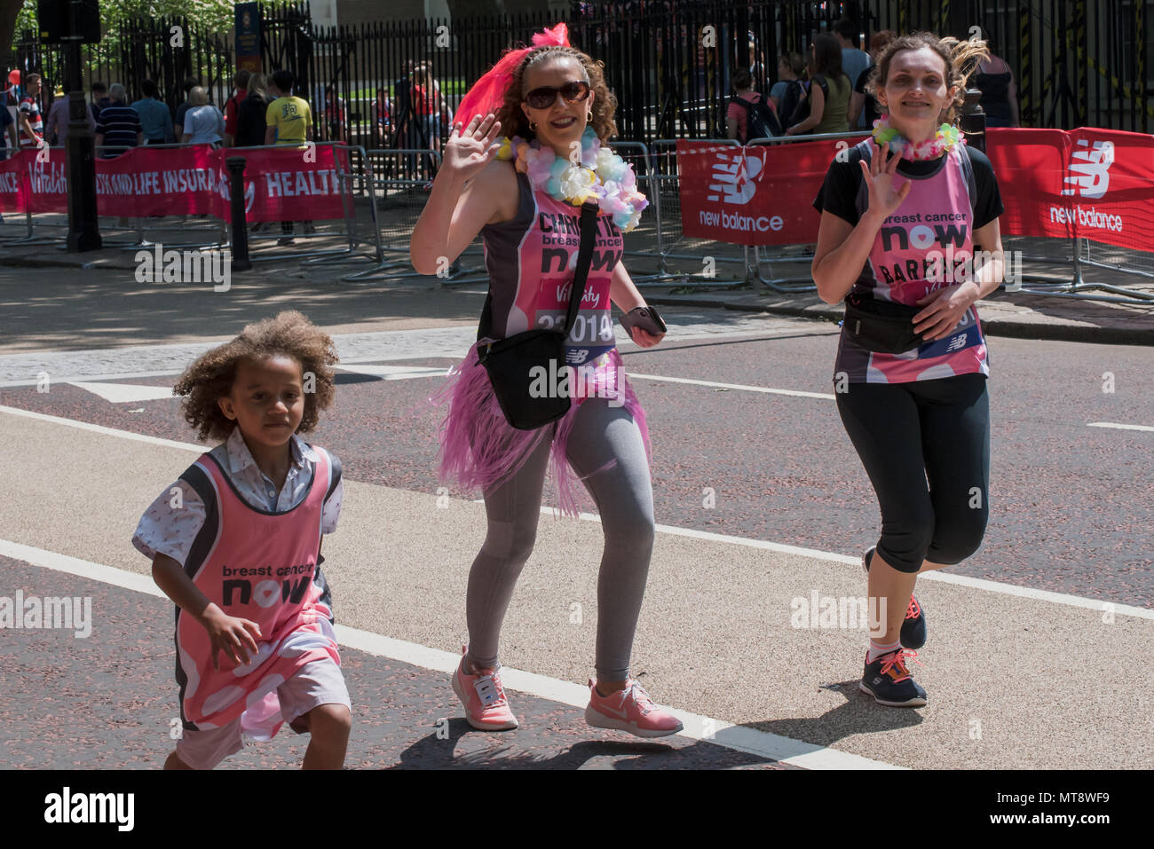 Londra, Regno Unito. Il 28 maggio 2018. Migliaia di corridori del participio vitalità Londra 10000 acceso per singolo ente di beneficenza preferito il 28 maggio 2018, Londra, Regno Unito. Credito: Vedere Li/Alamy Live News Foto Stock