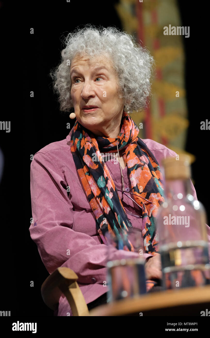 Festival di fieno, Hay on Wye, Regno Unito - Lunedì 28 Può 2018 - Margaret Atwood sul palco del Festival di fieno per discutere il suo romanzo dystopian ancelle racconto - Photo Steven Maggio / Alamy Live News Foto Stock
