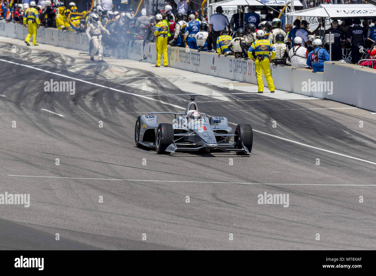 27 maggio 2018 - Indianapolis, Indiana, Stati Uniti d'America - Josef Newgarden (1) degli Stati Uniti porta la sua auto giù pit road per il servizio durante la Indianapolis 500 a Indianapolis Motor Speedway di Indianapolis, Indiana. (Credito Immagine: © Walter G Arce Sr Asp Inc/ASP tramite ZUMA filo) Foto Stock