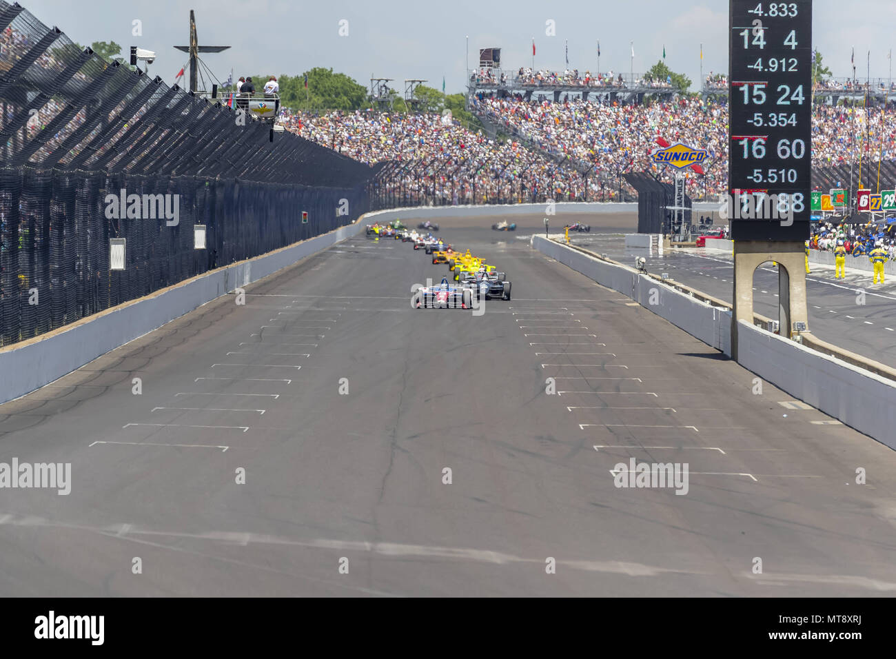 27 maggio 2018 - Indianapolis, Indiana, Stati Uniti d'America - Tony Kanaan (14) del Brasile porta la sua vettura verso il basso attraverso le spire durante la Indianapolis 500 a Indianapolis Motor Speedway di Indianapolis in Indiana. (Credito Immagine: © Walter G Arce Sr Asp Inc/ASP tramite ZUMA filo) Foto Stock