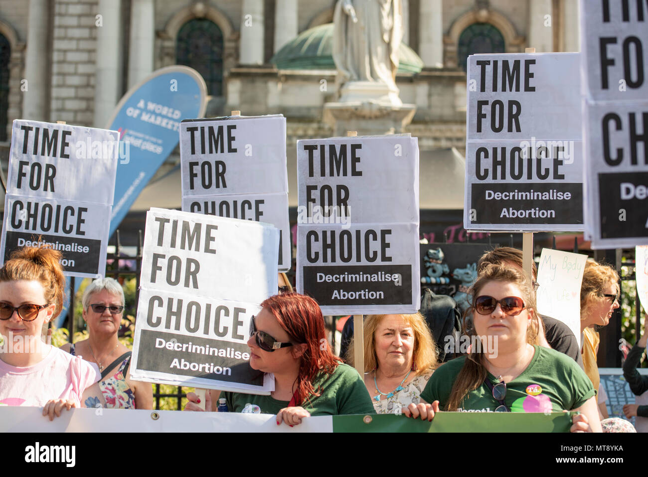 Belfast, Irlanda del Nord. 28/05/2018 - circa 500 persone si radunano a Belfast City Hall di chiamare per la depenalizzazione dell aborto in Irlanda del Nord. Si tratta del giorno dopo un referendum svoltosi nella Repubblica di Irlanda ha restituito un sostanziale sì alla rimozione del ottavo emendamento della costituzione che dà uguale diritto di vita sia per la madre che per il bambino, efficacemente il divieto di aborto in tutte le circostanze. Foto Stock