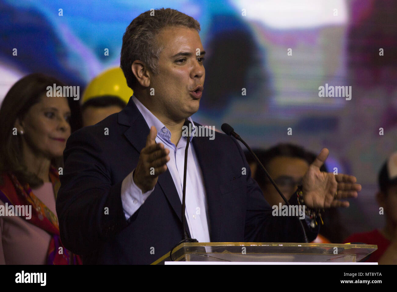 Bogotà, Colombia. 27 Maggio, 2018. IVAN DUQUE, il candidato presidenziale per il Centro democratico, indirizzi sostenitori dopo la vittoria al primo turno delle elezioni presidenziali. Credito: Daniel AndréS GarzÃ³N Herazo/ZUMA filo/Alamy Live News Foto Stock