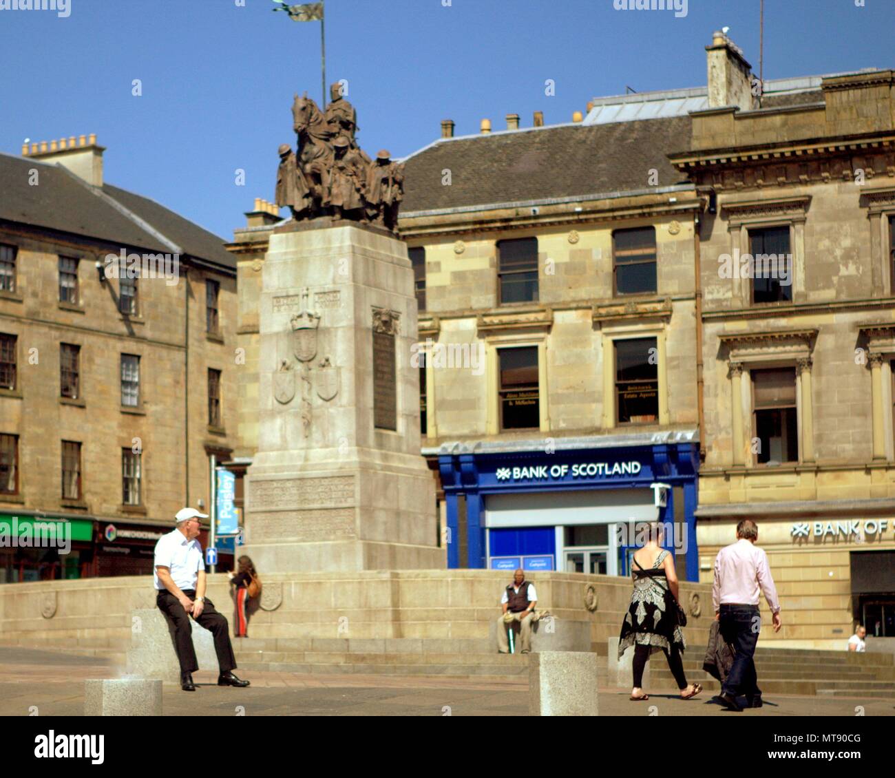 Glasgow, Scotland, Regno Unito 28 maggio.UK Meteo: Sunny Estate Meteo cuochi la città e i turisti e i locali, godersi il tempo nel sud ovest in Paisley con la sua storica abbazia e la statua della regina Vittoria che non era molto divertito. Gerard Ferry/Alamy news Foto Stock