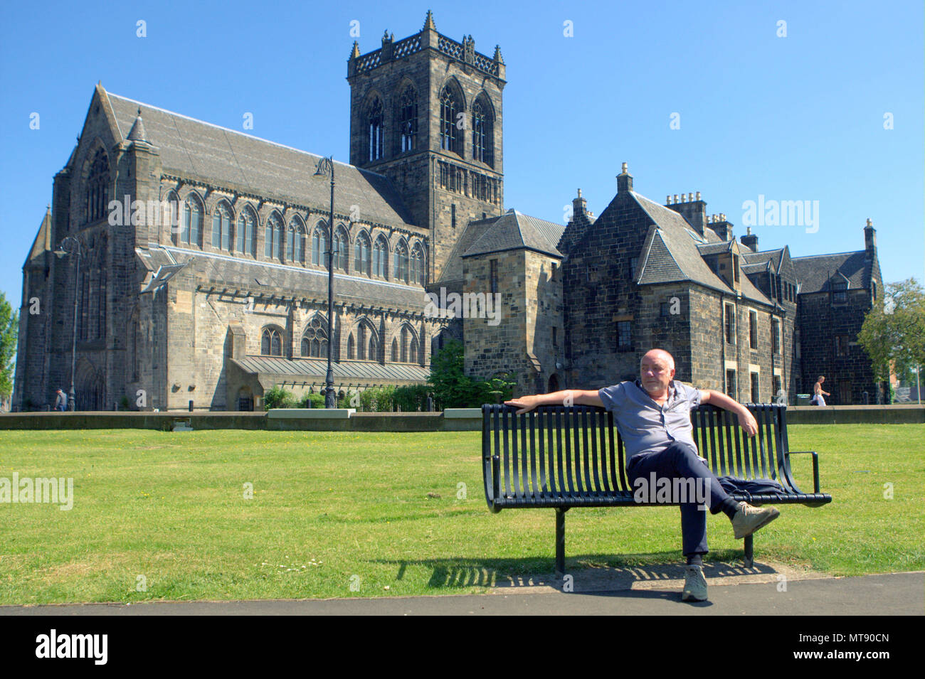 Glasgow, Scotland, Regno Unito 28 maggio.UK Meteo: Sunny Estate Meteo cuochi la città e i turisti e i locali, godersi il tempo nel sud ovest in Paisley con la sua storica abbazia e la statua della regina Vittoria che non era molto divertito. Gerard Ferry/Alamy news Foto Stock