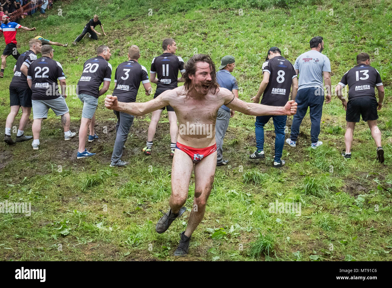 Gloucester, Regno Unito. Il 28 maggio 2018. Formaggio annuale rotolo su Coopers Hill. Risalente al 1800, l'annuale Cheese-Rolling e Wake gara comporta intrepidi concorrenti a caccia di un 9lb (4.1KG) round del doppio formaggio Gloucester 200 metri giù per il 1:2 collina di gradiente. Il formaggio è consentita una seconda testa di inizio e può raggiungere una velocità fino a 70 km/h. Di solito ci sono un numero di feriti ogni anno. Credito: Guy Corbishley/Alamy Live News Foto Stock