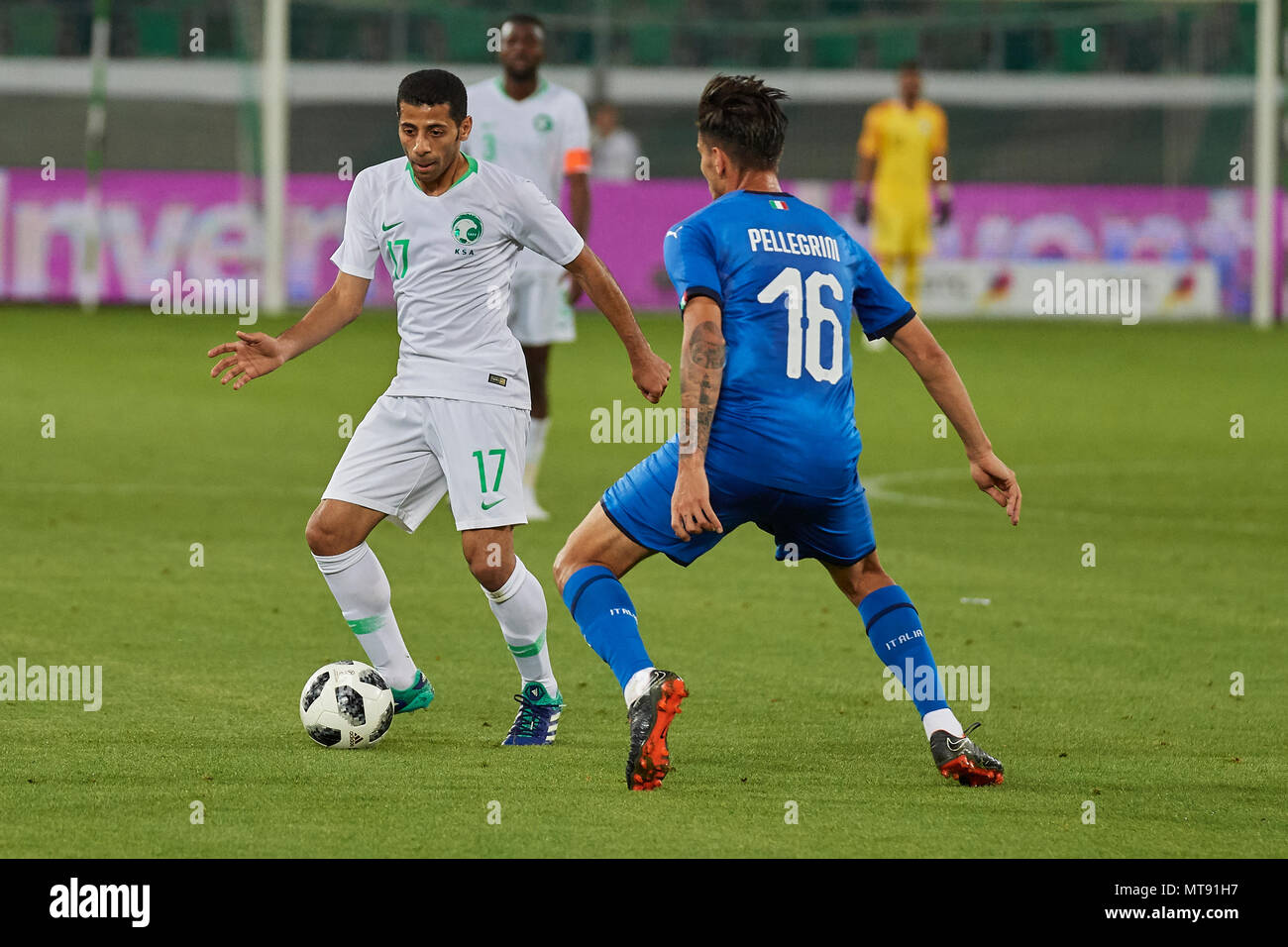 San Gallo, Svizzera. Il 28 maggio 2018. Taiseer Aljassam e Lorenzo Pellegrini durante la Coppa del Mondo di Calcio 2018 Preparazione partita Italia vs Arabia Saudita a San Gallo. La squadra nazionale di Arabia Saudita è utilizzare il gioco per preparare il 2018 FIFA World Cup finale torneo in Russia mentre l Italia non ha potuto qualificarsi per la fase finale della Coppa del mondo. Foto Stock