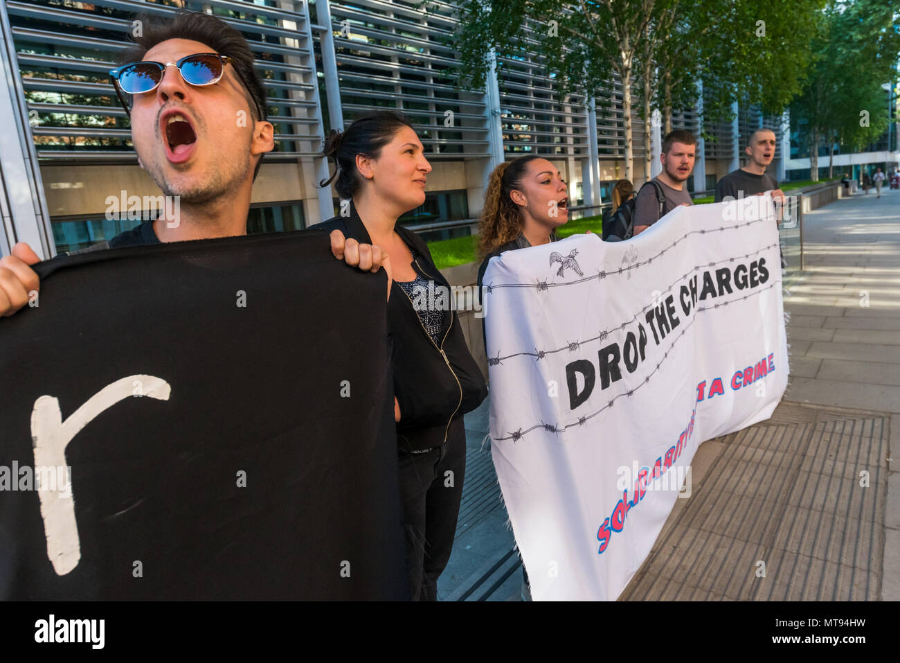 22 maggio 2018 - Londra, Regno Unito. I manifestanti gridare fuori l'ufficio a casa per chiedere la fine di tutti i voli charter forzatamente tenendo i migranti torna ai paesi del Commonwealth e in particolare hanno protestato contro una segreta volo previsto questa settimana per il Pakistan. Molti sono trattenuti per la deportazione e accompagnati ciascuno da due o più guardie di sicurezza e i passeggeri e gli equipaggi degli aeromobili su normali servizi hanno spesso rifiutato di prendere il largo con persone che comprensibilmente oggetto essendo presi in paesi dove essi possono subire persecuzioni, danni, isolamento o persino la morte. Persone dalla fine delle deportazioni di massa, lesbiche e gay Foto Stock