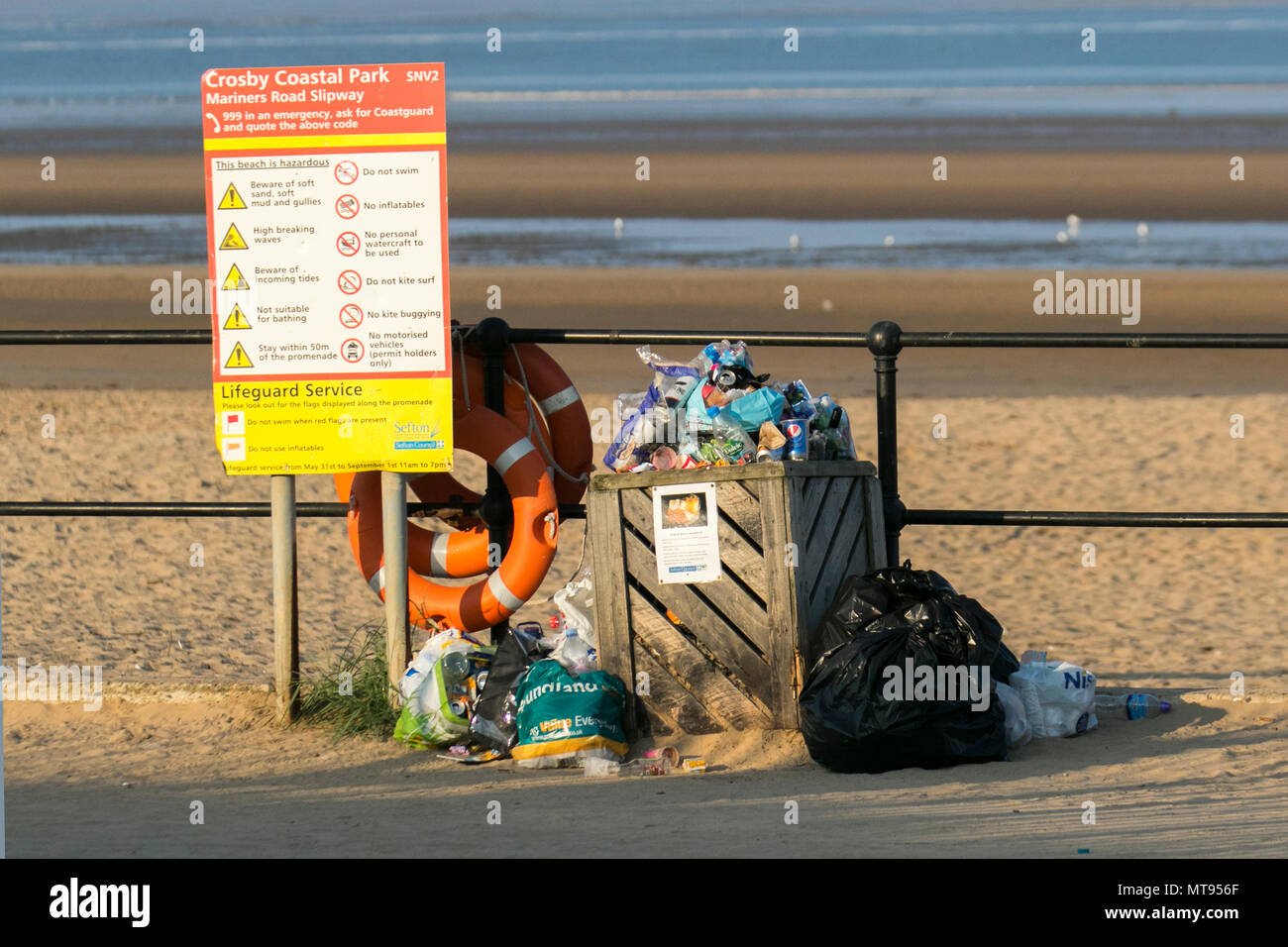 Crosby, Liverpool. 29 Maggio, 2018. Meteo REGNO UNITO: luminosa giornata estiva sulla costa nord-ovest come residenti locali e turisti prendere l'esercizio del mattino sul sentiero costiero e Merseyside beach. La spiaggia è addobba con Spring Bank Holiday lettiera con traboccante raccoglitori di immondizia e soffiare nella brezza. Il Consiglio Sefton contenitori chiaramente insufficienti per la quantità di rifiuti in plastica. Credito: MediaWorldImages/AlamyyLiveNews. Foto Stock