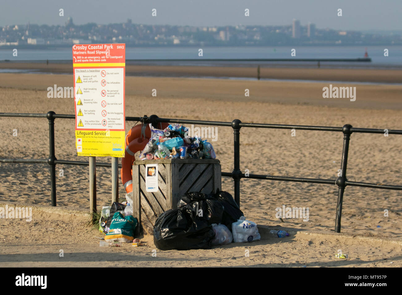 Crosby, Liverpool. 29 Maggio, 2018. Meteo REGNO UNITO: luminosa giornata estiva sulla costa nord-ovest come residenti locali e turisti prendere l'esercizio del mattino sul sentiero costiero e Merseyside beach. La spiaggia è addobba con Spring Bank Holiday lettiera con traboccante raccoglitori di immondizia e soffiare nella brezza. Il Consiglio Sefton contenitori chiaramente insufficienti per la quantità di rifiuti in plastica. Credito: MediaWorldImages/AlamyyLiveNews. Foto Stock
