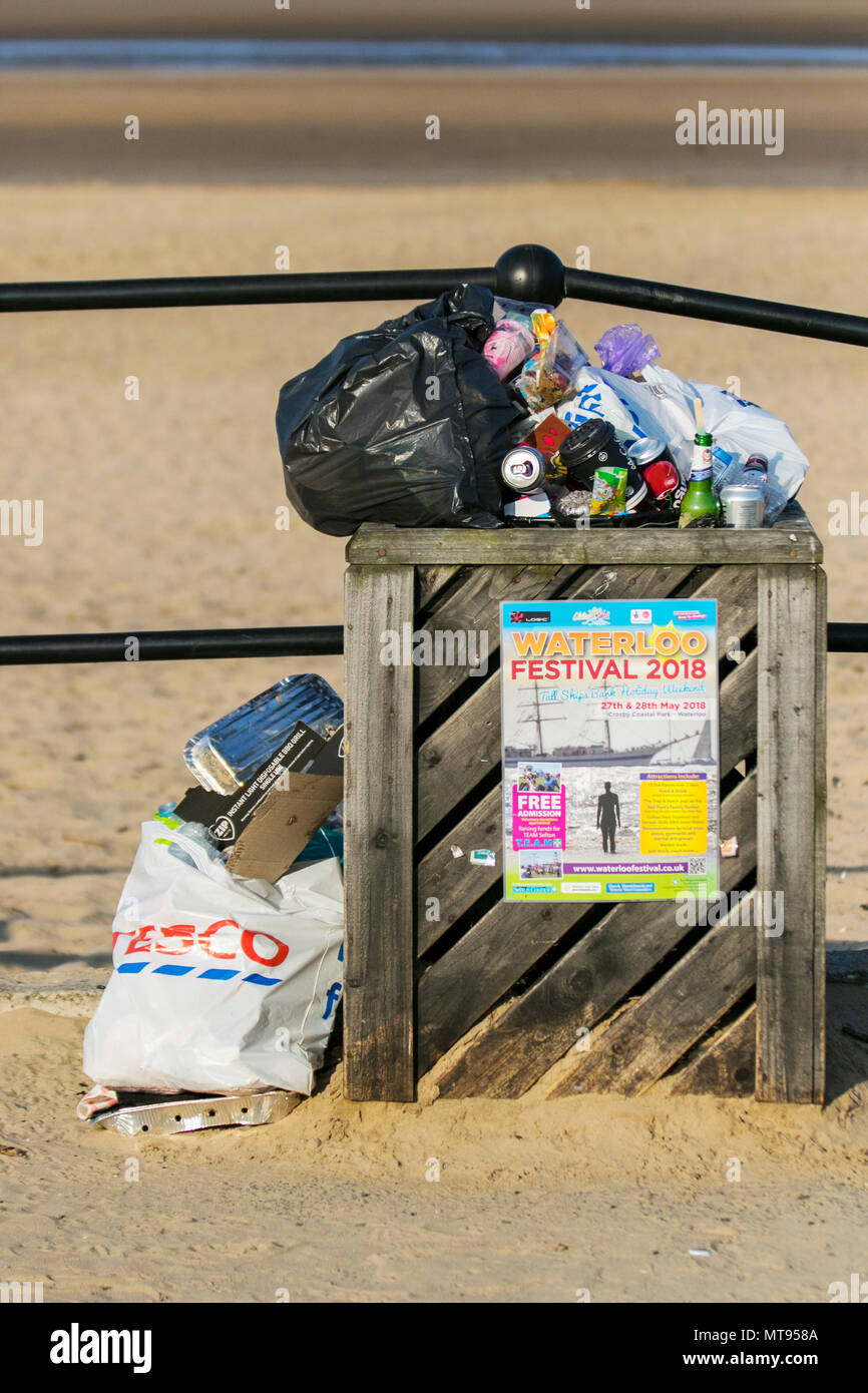 Crosby, Liverpool. 29 Maggio, 2018. Meteo REGNO UNITO: luminosa giornata estiva sulla costa nord-ovest come residenti locali e turisti prendere l'esercizio del mattino sul sentiero costiero e Merseyside beach. La spiaggia è addobba con Spring Bank Holiday lettiera con traboccante raccoglitori di immondizia e soffiare nella brezza. Il Consiglio Sefton contenitori chiaramente insufficienti per la quantità di rifiuti in plastica. Credito: MediaWorldImages/AlamyyLiveNews. Foto Stock