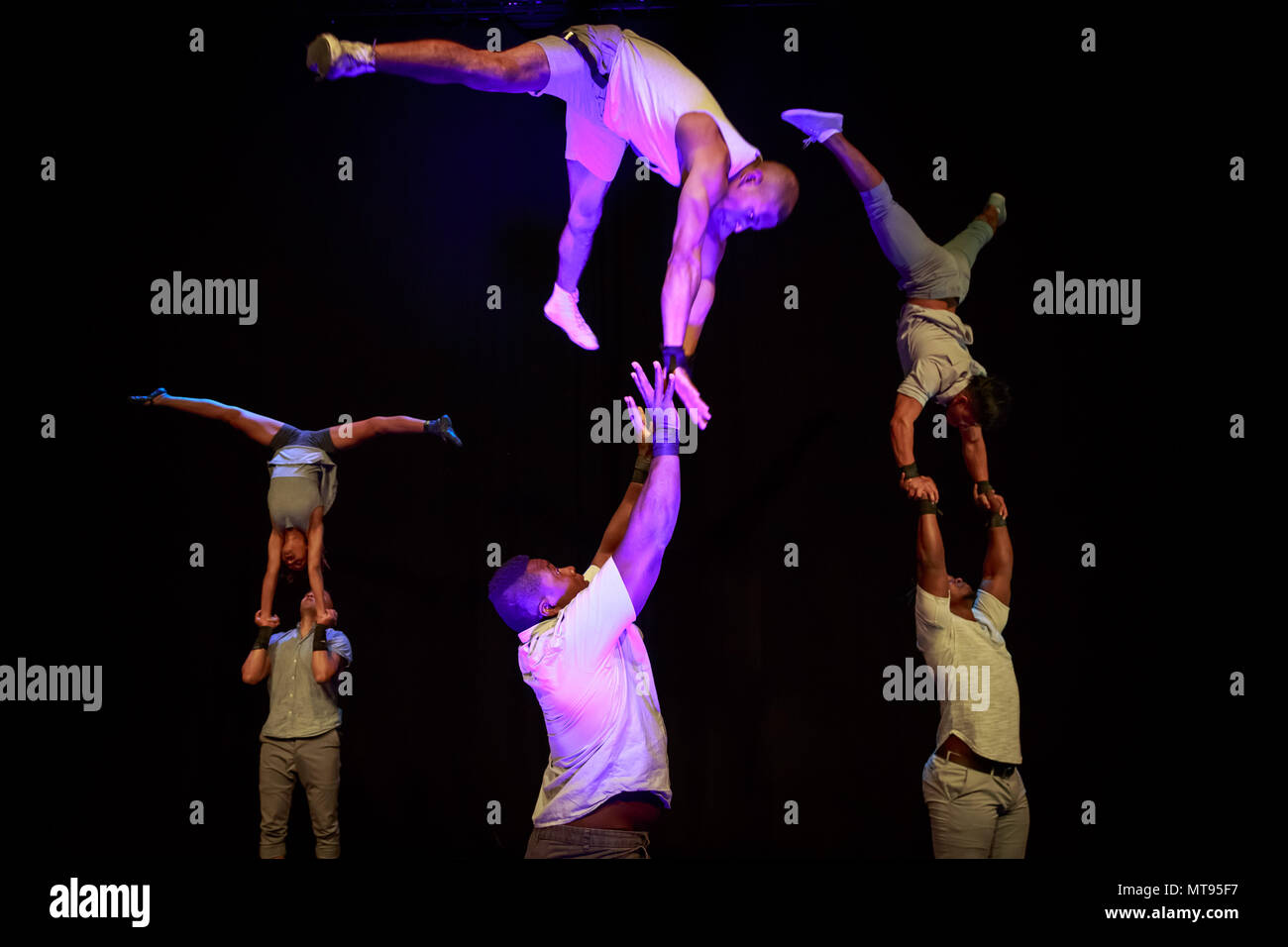 Londra, Regno Unito. Il 29 maggio 2018. Colombiano circo latina "società Circolombia' offre prestazioni visive sorprendenti agisce davanti a loro headline correre per il underbelly Festival sul Southbank. Credito: Guy Corbishley/Alamy Live News Foto Stock