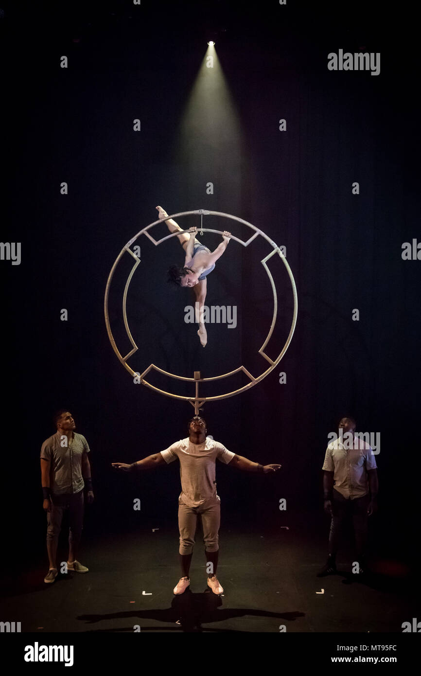 Londra, Regno Unito. Il 29 maggio 2018. Colombiano circo latina "società Circolombia' offre prestazioni visive sorprendenti agisce davanti a loro headline correre per il underbelly Festival sul Southbank. Credito: Guy Corbishley/Alamy Live News Foto Stock