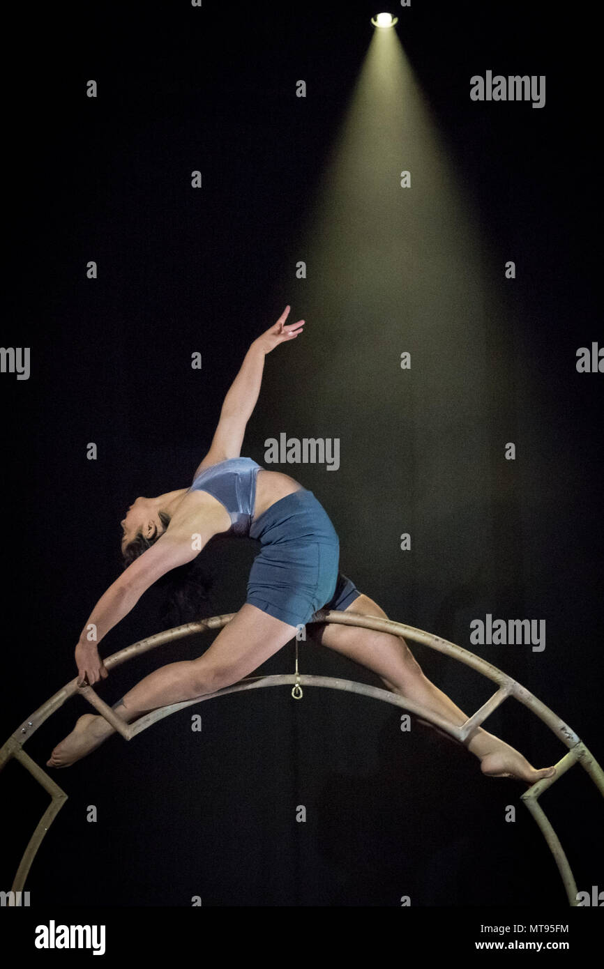 Londra, Regno Unito. Il 29 maggio 2018. Colombiano circo latina "società Circolombia' offre prestazioni visive sorprendenti agisce davanti a loro headline correre per il underbelly Festival sul Southbank. Credito: Guy Corbishley/Alamy Live News Foto Stock