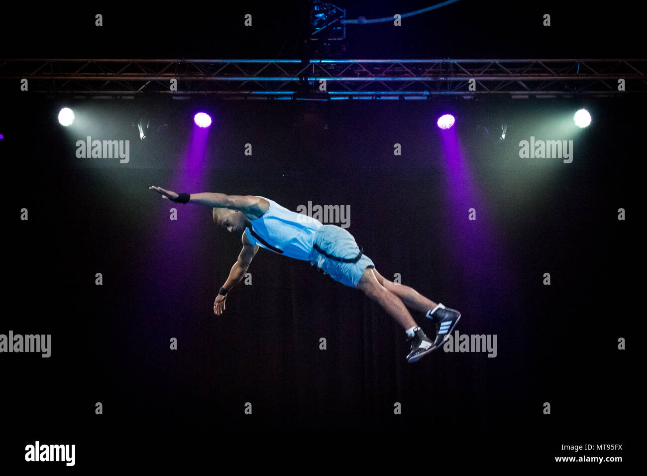 Londra, Regno Unito. Il 29 maggio 2018. Colombiano circo latina "società Circolombia' offre prestazioni visive sorprendenti agisce davanti a loro headline correre per il underbelly Festival sul Southbank. Credito: Guy Corbishley/Alamy Live News Foto Stock