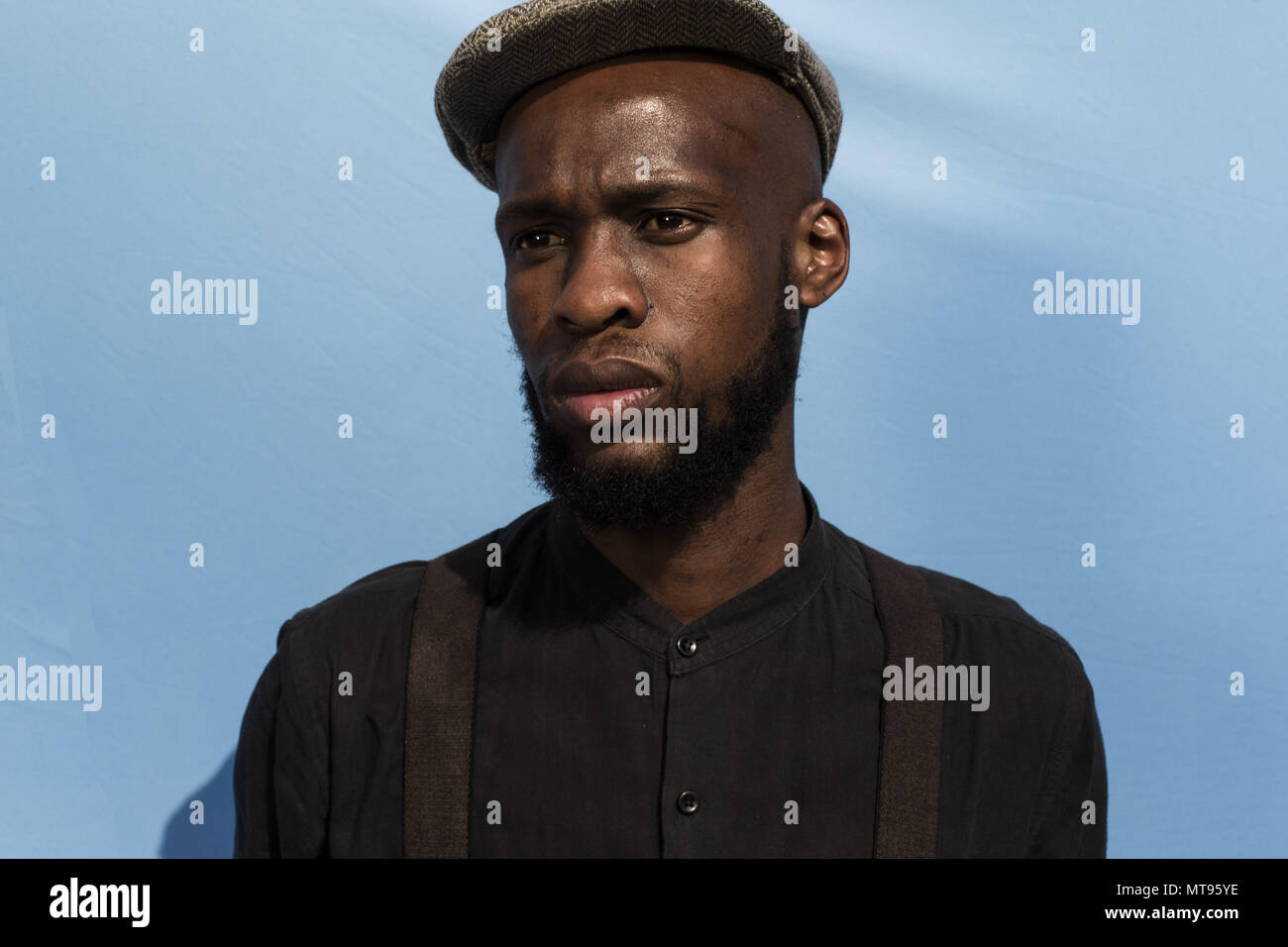 Johannesburg, Soweto, Sud Africa. 26 Maggio, 2018. I visitatori della danza Izikhothane evento stand per un ritratto, presso il Parco Thokoza a Soweto, Johannesburg. Credito: Stefan Kleinowitz/ZUMA filo/Alamy Live News Foto Stock