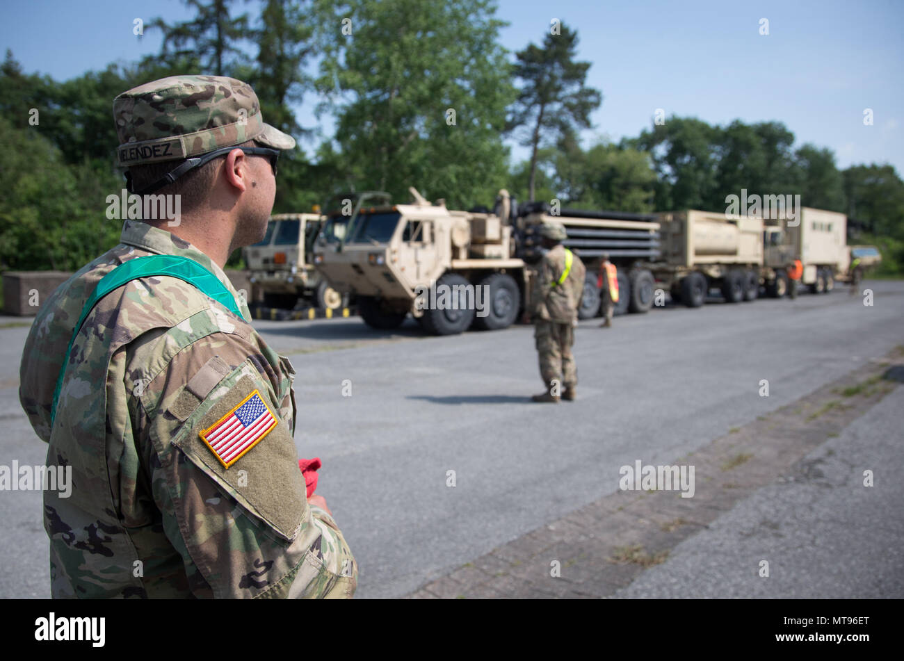 29 maggio 2018, Germania, Augustdorf: un soldato americano, con il 'stelle e strisce' cucita sul manicotto della sua uniforme, in piedi nella parte anteriore di un veicolo militare. A causa della rotazione prevista di noi le forze militari in Europa orientale, noi veicoli militari sono la guida su autostrada federale A2, con una sosta presso la baracca militare dell'esercito tedesco (Generalfeldmarschall-Rommel-Kaserne). L'operazione 'Atlantic risolvere" con circa 300 veicoli è di essere completato entro la fine del mese. I trasporti militari potrebbero causare interruzioni temporanee del traffico. Foto: Friso Gentsch/dpa Foto Stock