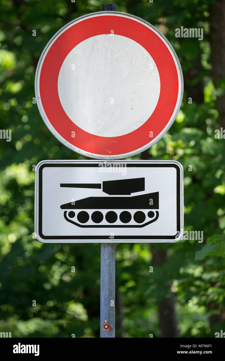 29 maggio 2018, Germania, Augustdorf: un cartello stradale "no entry" e un segno raffigurante un serbatoio in piedi su una strada vicino alla baracca militare dell'esercito tedesco (Generalfeldmarschall-Rommel-Kaserne). A causa della rotazione prevista di noi le forze militari in Europa orientale, noi veicoli militari sono la guida su autostrada federale A2, con una sosta presso la baracca militare dell'esercito tedesco (Generalfeldmarschall-Rommel-Kaserne). L'operazione 'Atlantic risolvere" con circa 300 veicoli è di essere completato entro la fine del mese. I trasporti militari potrebbero causare interruzioni temporanee del traffico. Foto: Fris Foto Stock