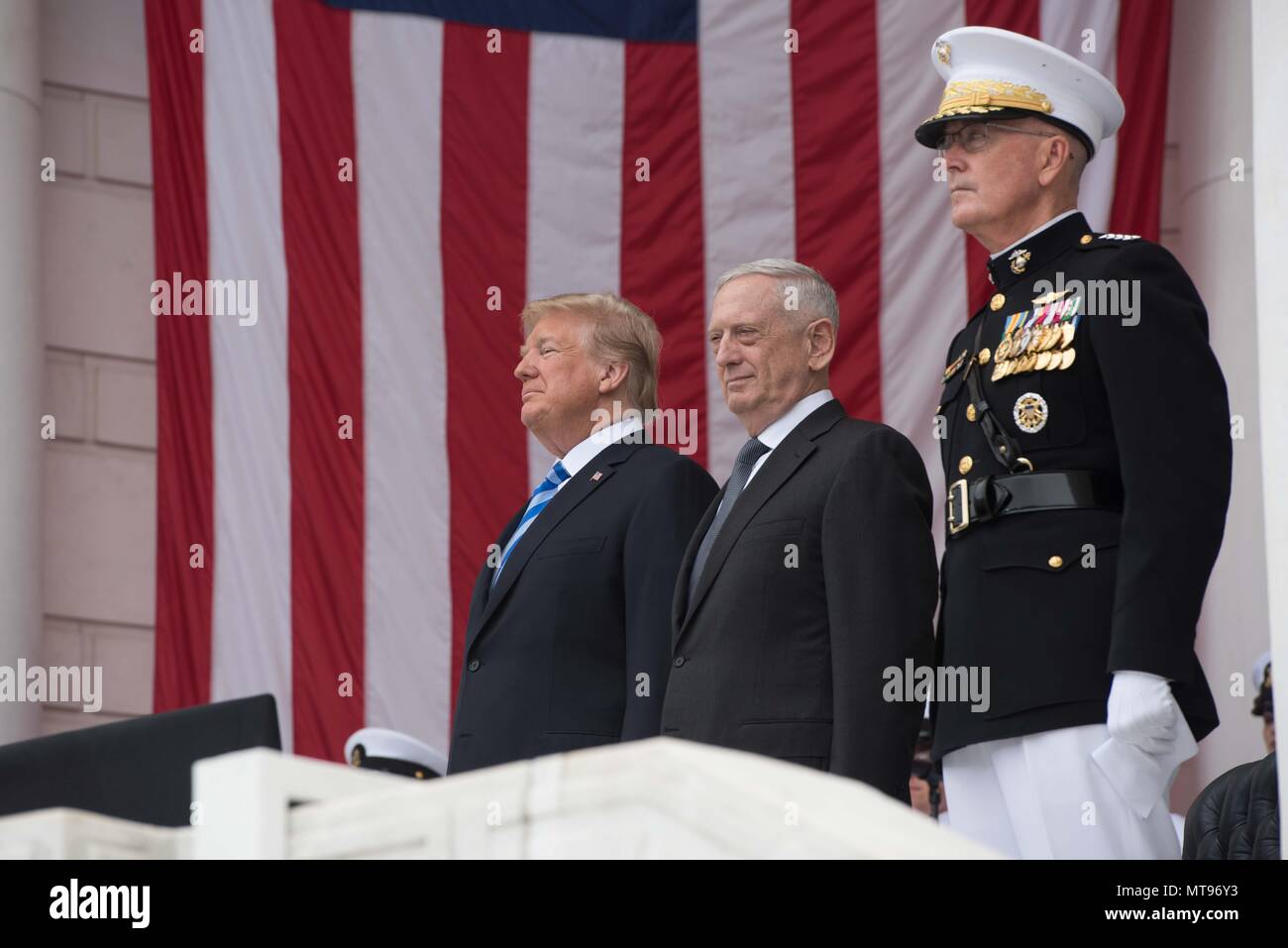 U.S presidente Donald Trump a sinistra, Segretario della Difesa James Mattis, centro e presidente del Joint Chiefs gen. Giuseppe Dunford salute durante il centocinquantesimo annuale National Memorial Day rispetto al Cimitero Nazionale di Arlington, Maggio 28, 2018 in Arlington, Virginia. Foto Stock