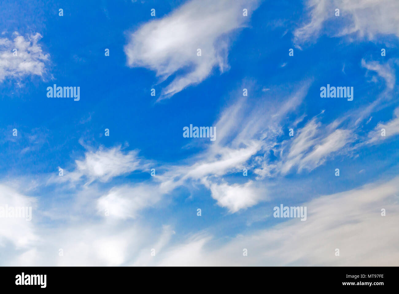 Il cielo blu con nuvole bianche, ampio angolo Foto Stock