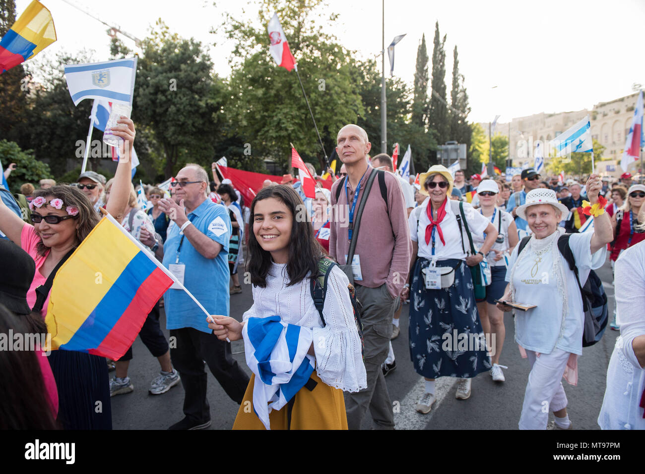 Gerusalemme, Israele - 15 Maggio 2018: folla di popolo cristiano marciando per le strade di Gerusalemme nel corso del mese di marzo delle nazioni, un giorno dopo di noi ope Foto Stock