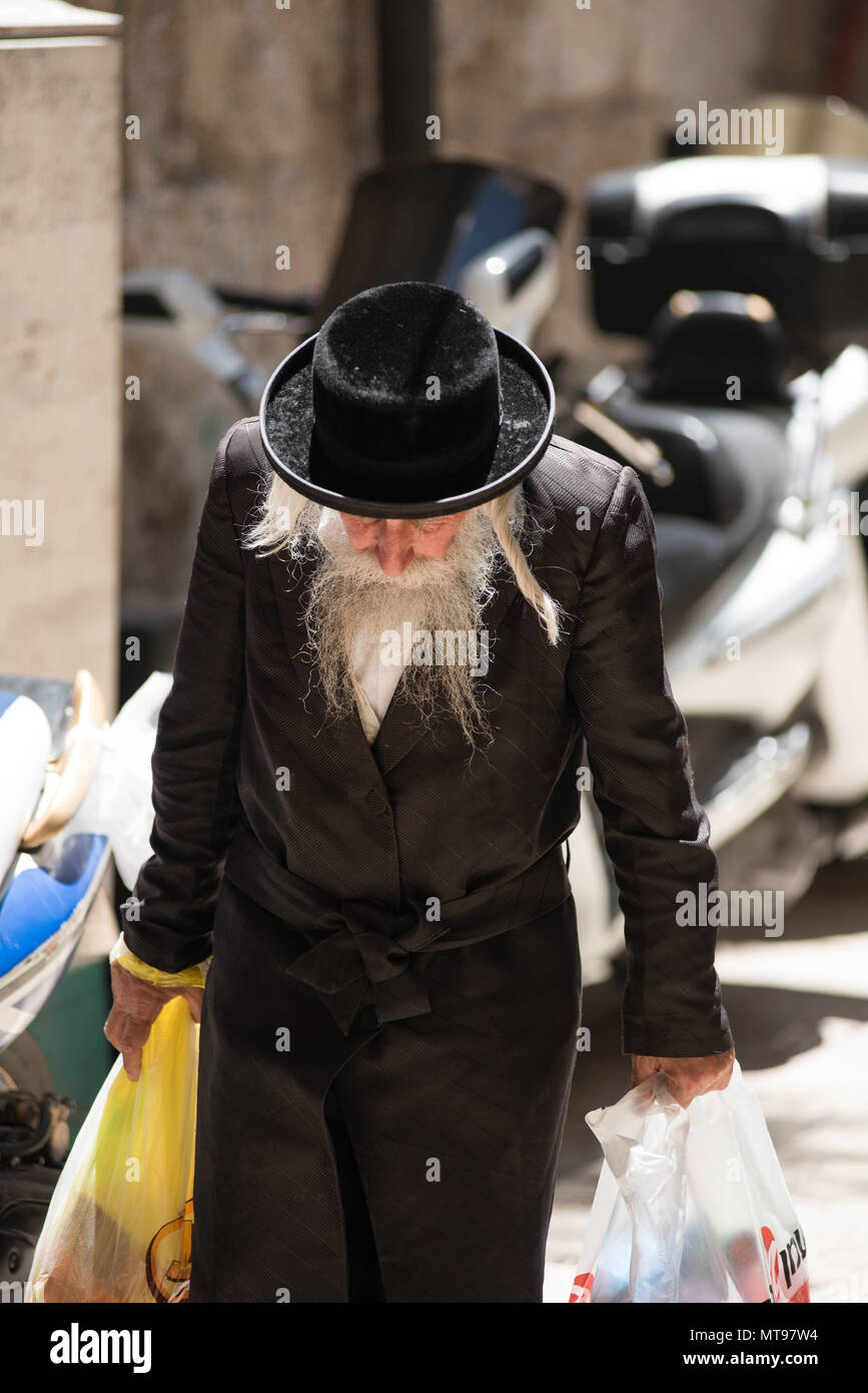 Gerusalemme, Israele - MAGGIO, 16, 2018: ultra ortodosso Haredi ebrei che vivono la loro vita quotidiana per le strade di Mea Shearim quartiere Jerusalim Foto Stock