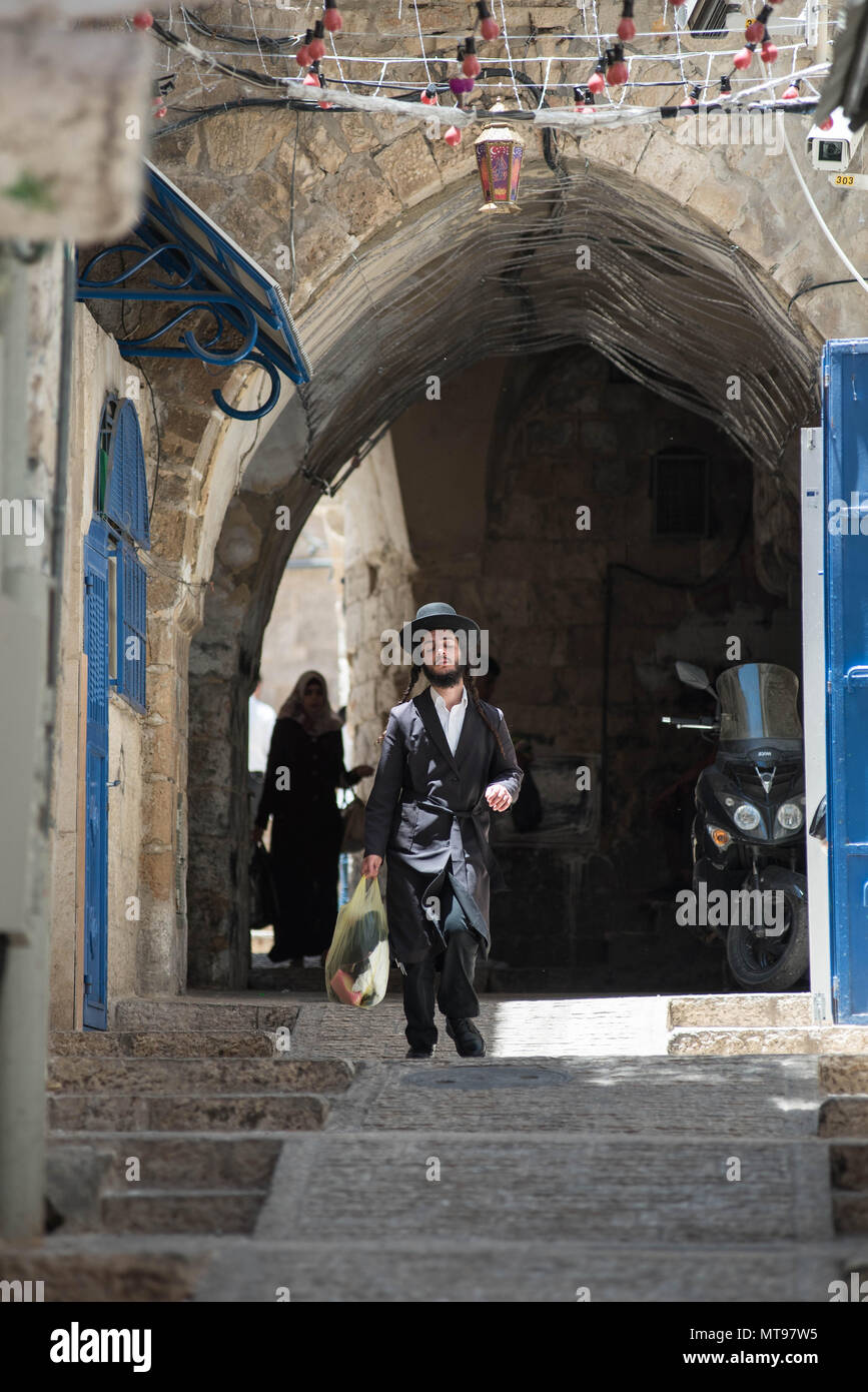 Gerusalemme, Israele - MAGGIO, 16, 2018: ultra ortodosso Haredi ebrei che vivono la loro vita quotidiana per le strade di Mea Shearim quartiere Jerusalim Foto Stock
