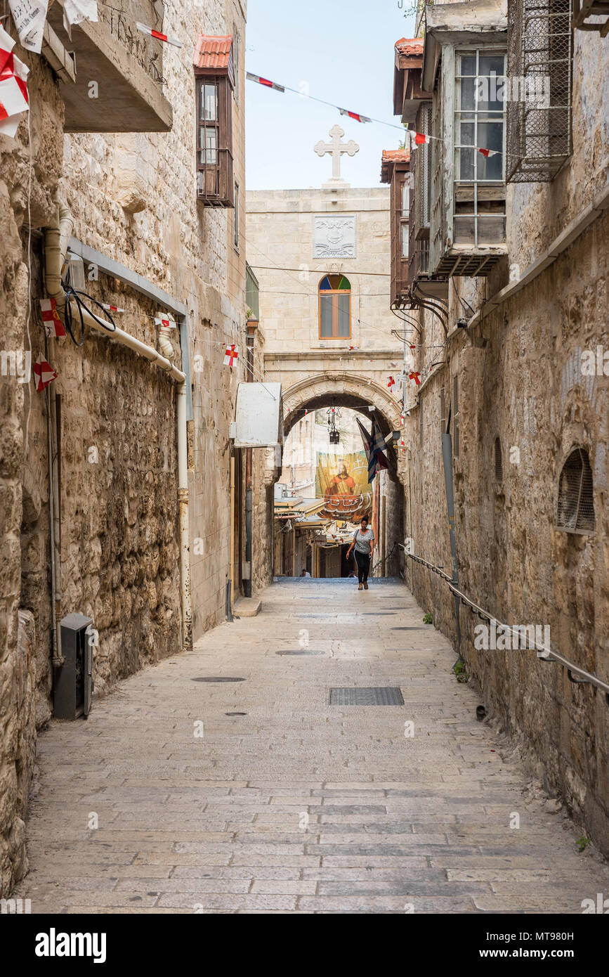 Gerusalemme, Israele - 15 Maggio 2018: pellegrini cristiani attraversando la Via Dolorosa, che si ritiene essere il cammino che Gesù camminava sulla strada per la sua crucifixio Foto Stock