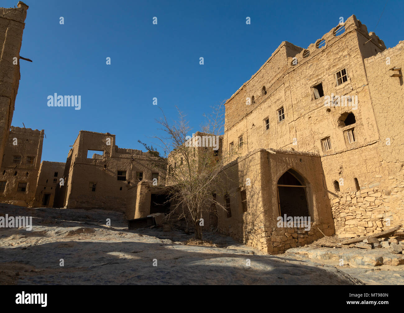 Vecchia casa abbandonata in un villaggio, Ad Dakhiliyah Regione, Al Hamra, Oman Foto Stock