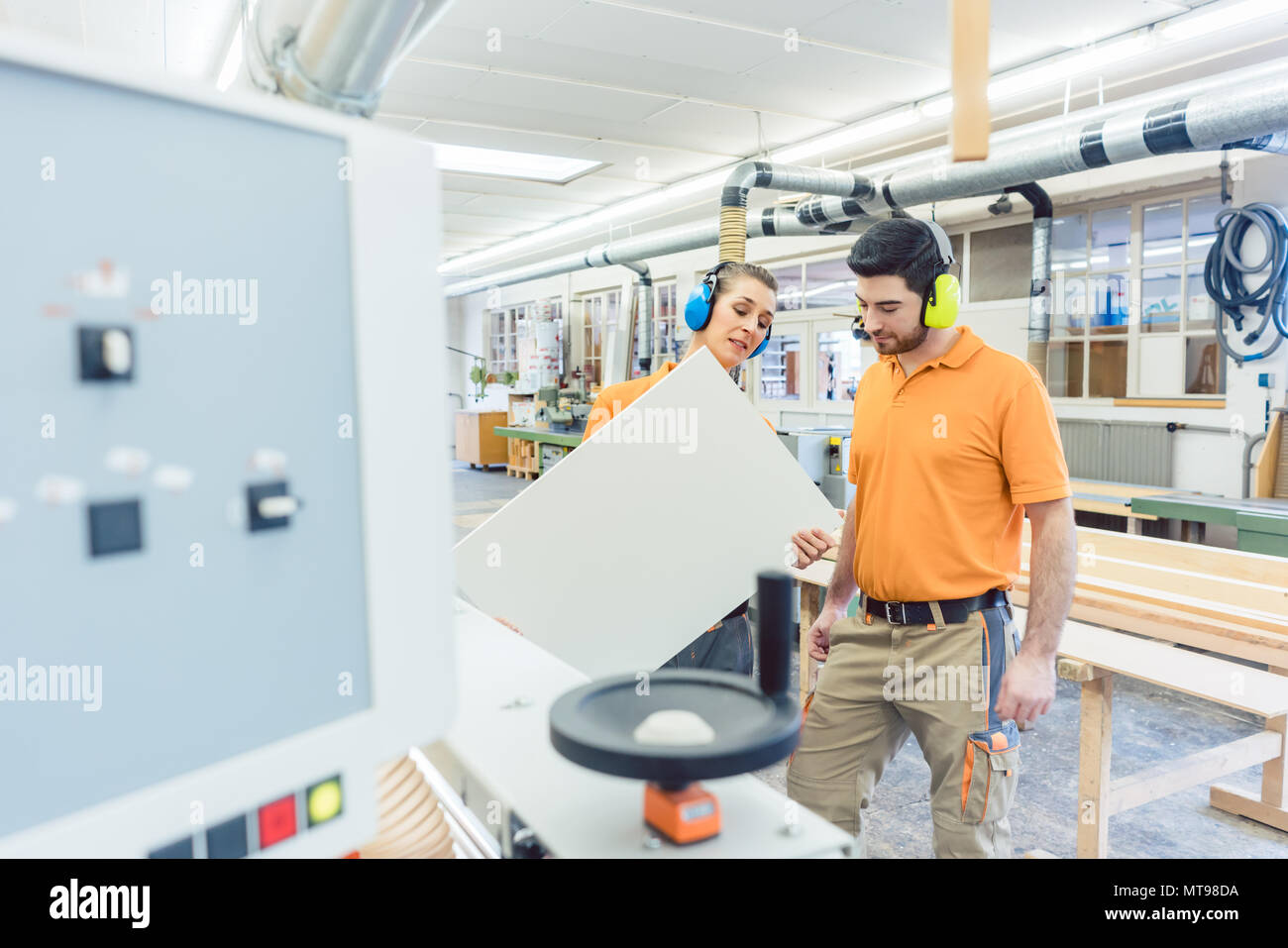 Falegname in mobili fabbrica ispezione pezzo in QA Foto Stock