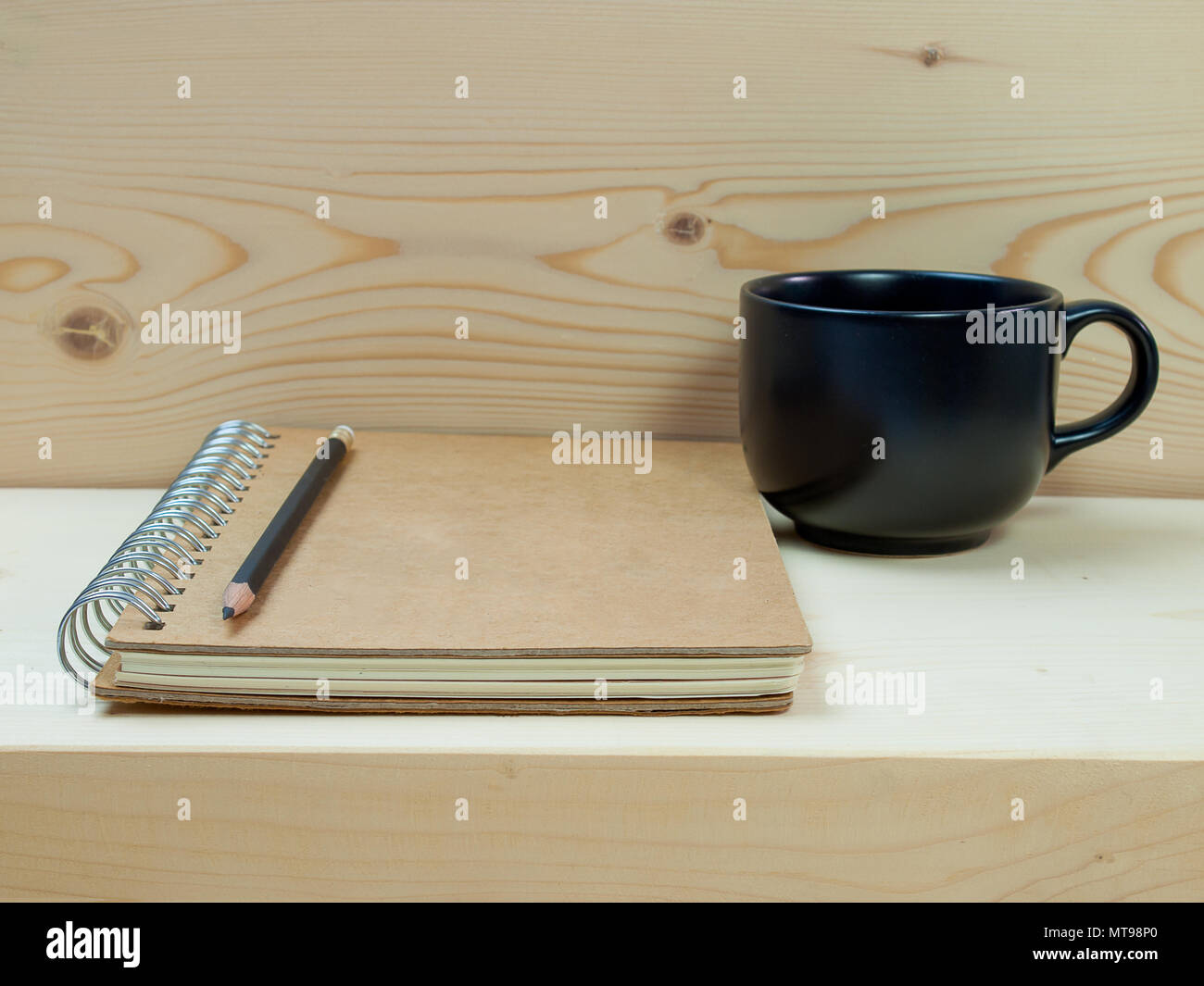 Il diario e il caffè , colazione sul tavolo di legno Foto Stock