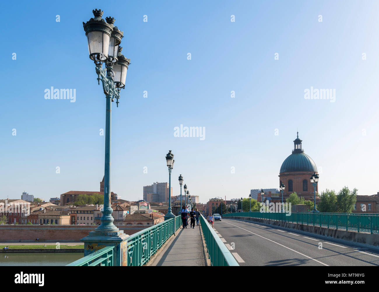 Pont Saint-Pierre (St Pierre ponte) oltre il fiume Garonne guardando verso il centro della città,Toulouse, Languedoc, Francia Foto Stock