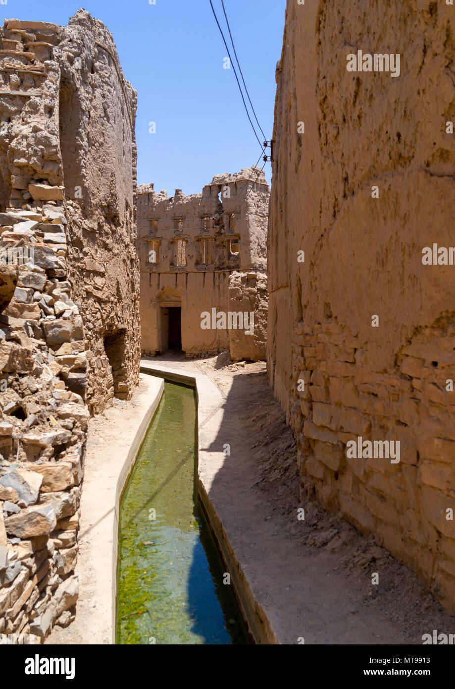 Falaj trasportare acqua attraverso un vecchio villaggio, Ad Dakhiliyah ‍Governorate, Birkat Al Mouz, Oman Foto Stock
